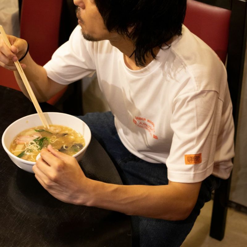 国分町味よし×UNIVERSAL OVERALL Tシャツ メンズ ネコポス 対応商品商品画像-2
