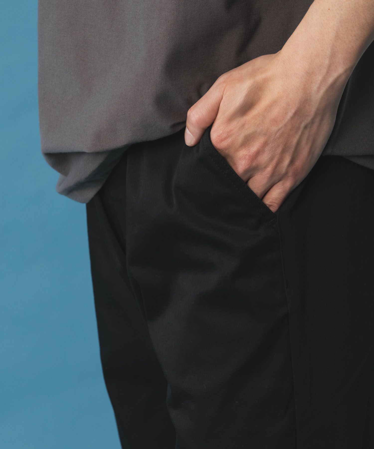 NAVY  SARARI サテンクールテーパードパンツ メンズ商品画像-6
