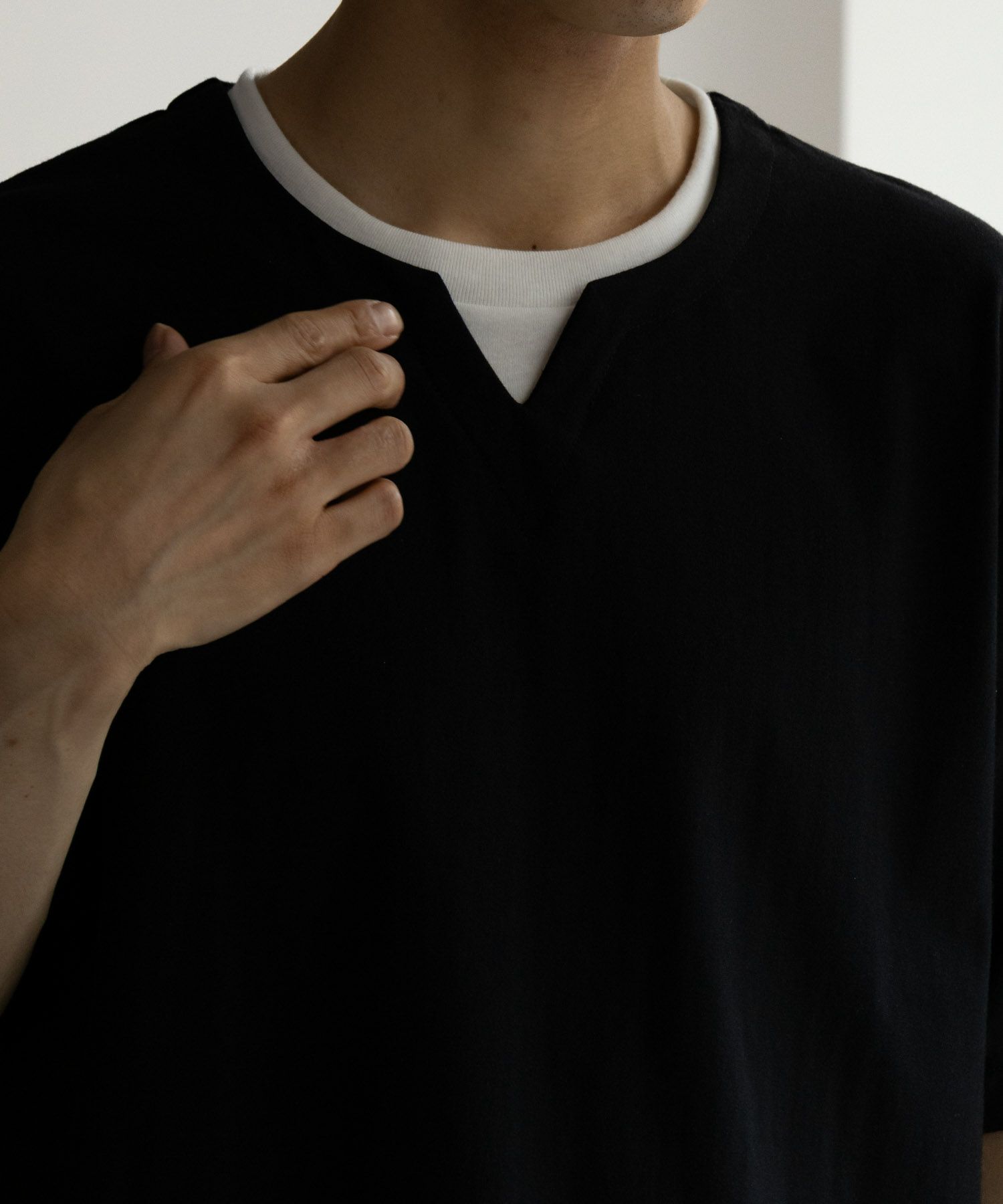 SARARI NAVY 冷感キーネックTシャツ メンズ