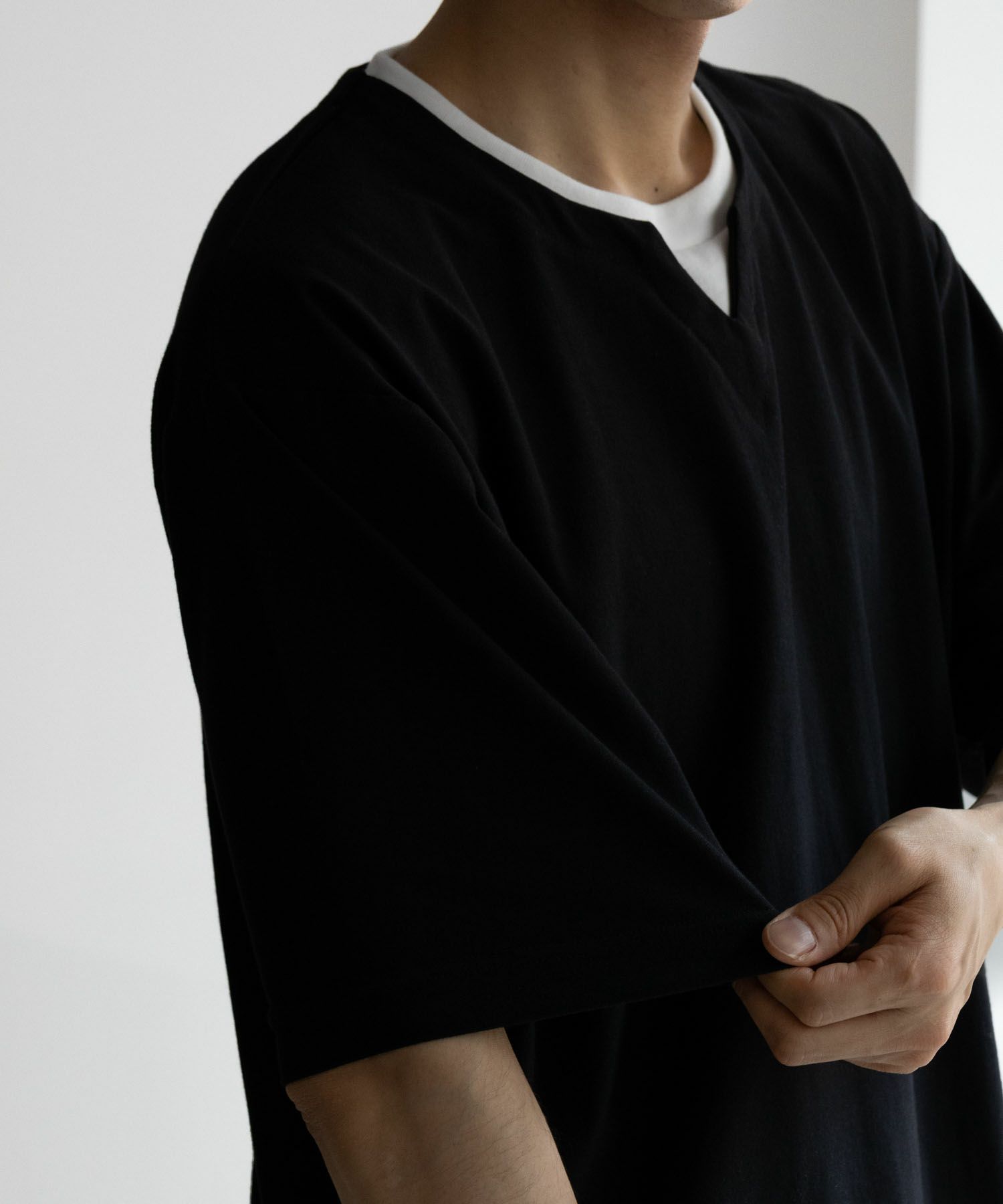 SARARI NAVY 冷感キーネックTシャツ メンズ