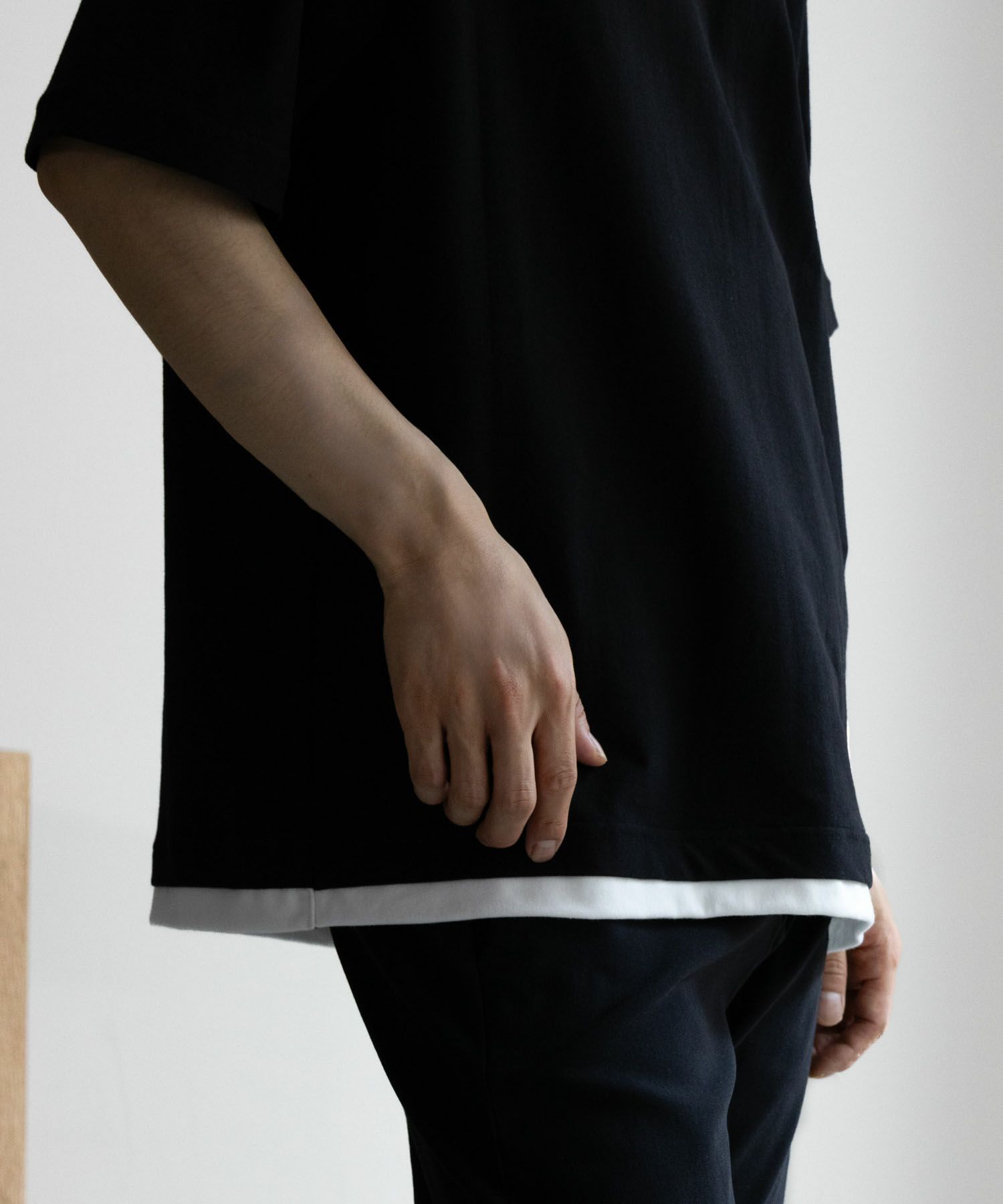 SARARI NAVY 冷感キーネックTシャツ メンズ