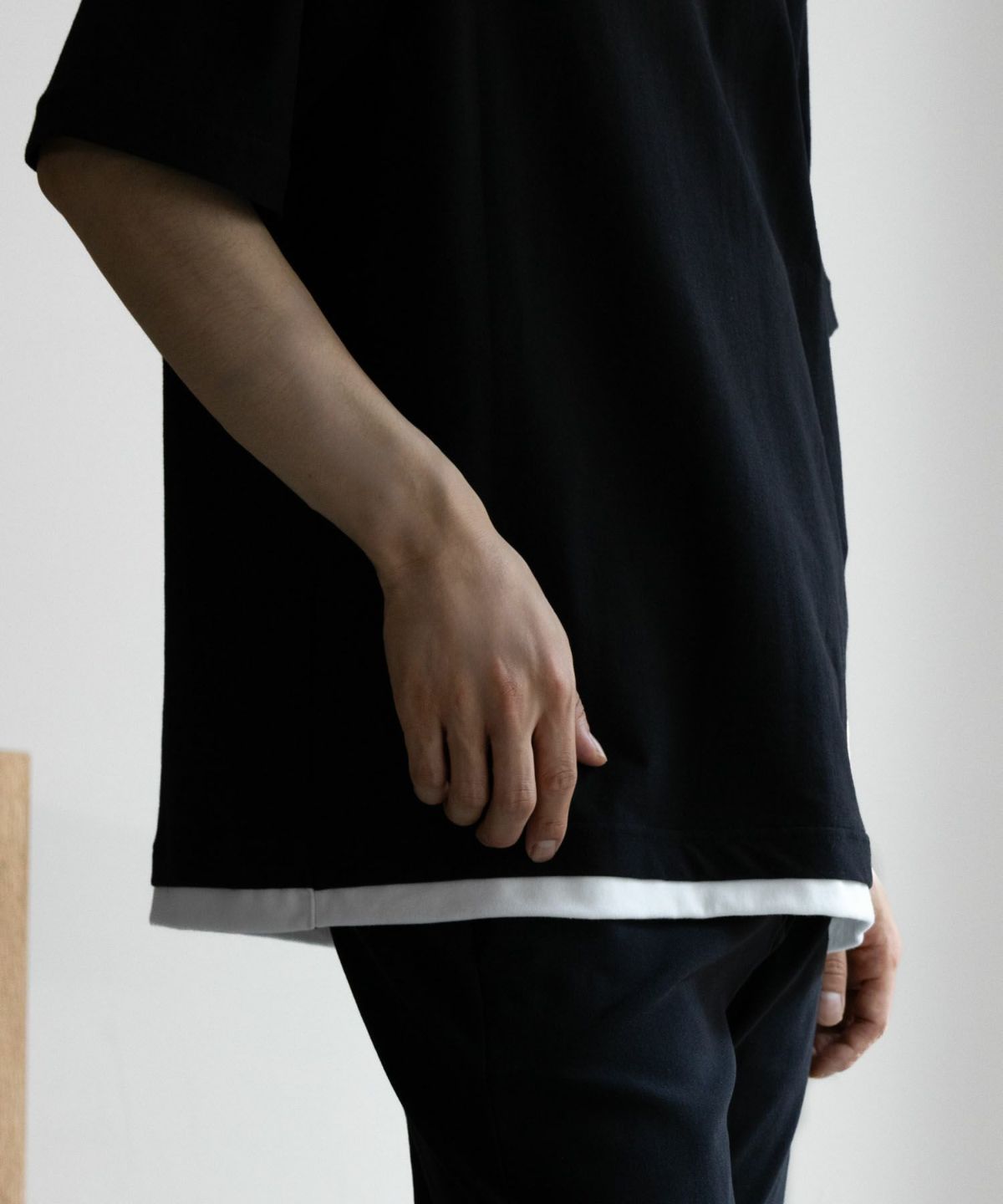 SARARI NAVY 冷感キーネックTシャツ メンズ