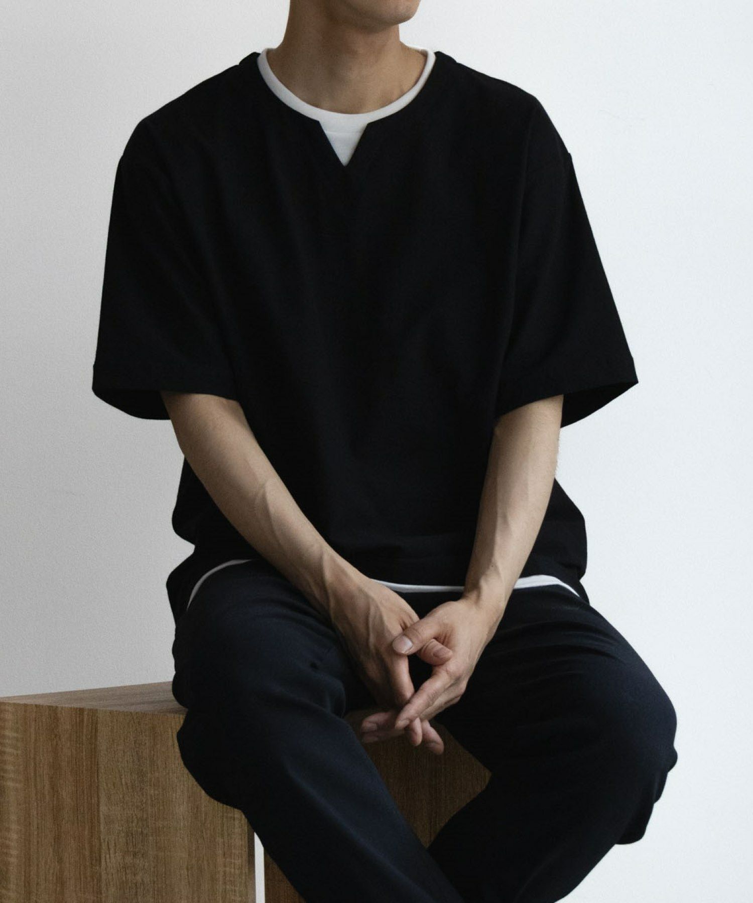 SARARI NAVY 冷感キーネックTシャツ メンズ