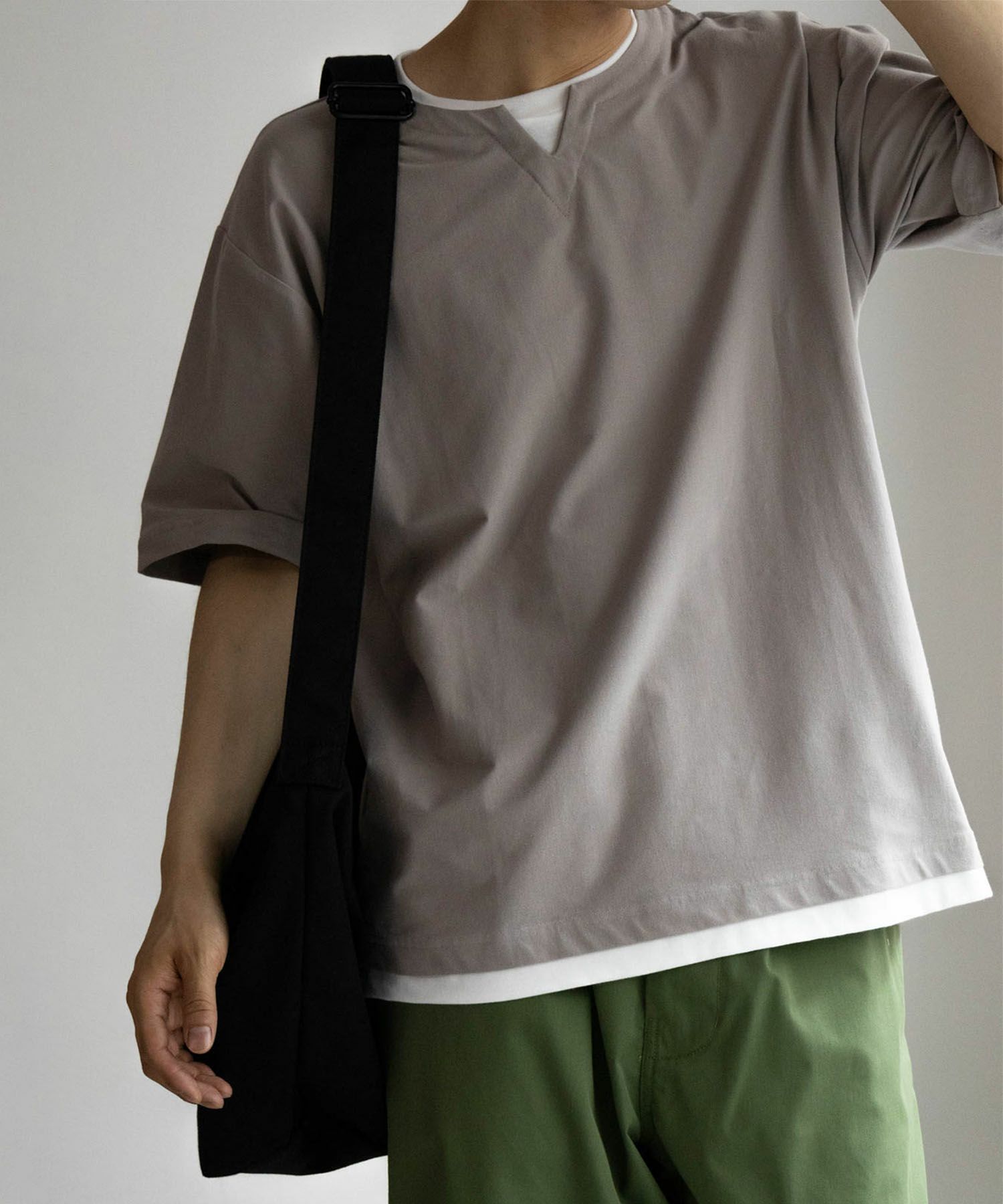 SARARI NAVY 冷感キーネックTシャツ メンズ