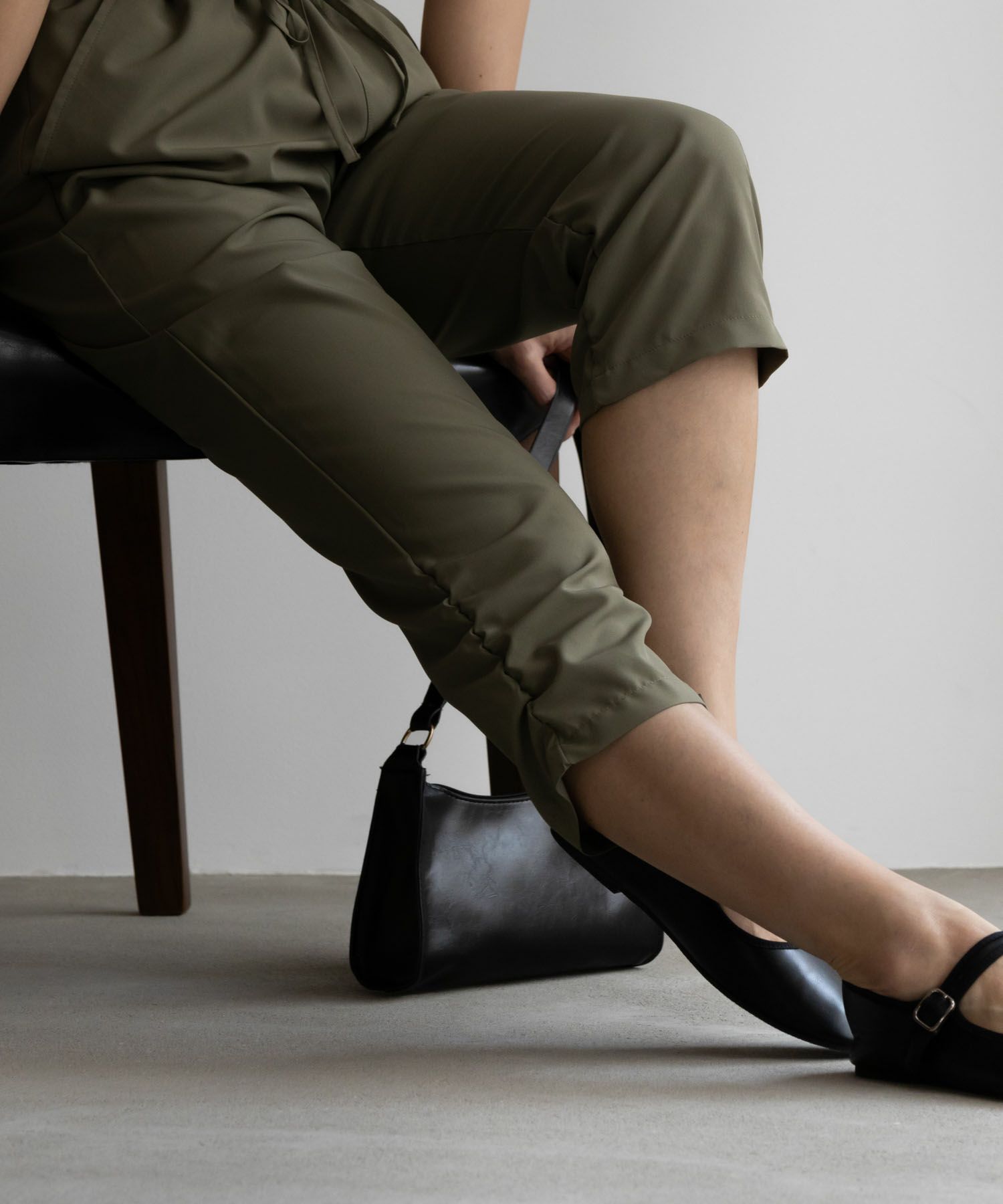 SARARI NAVY シャーリングパンツ レディース