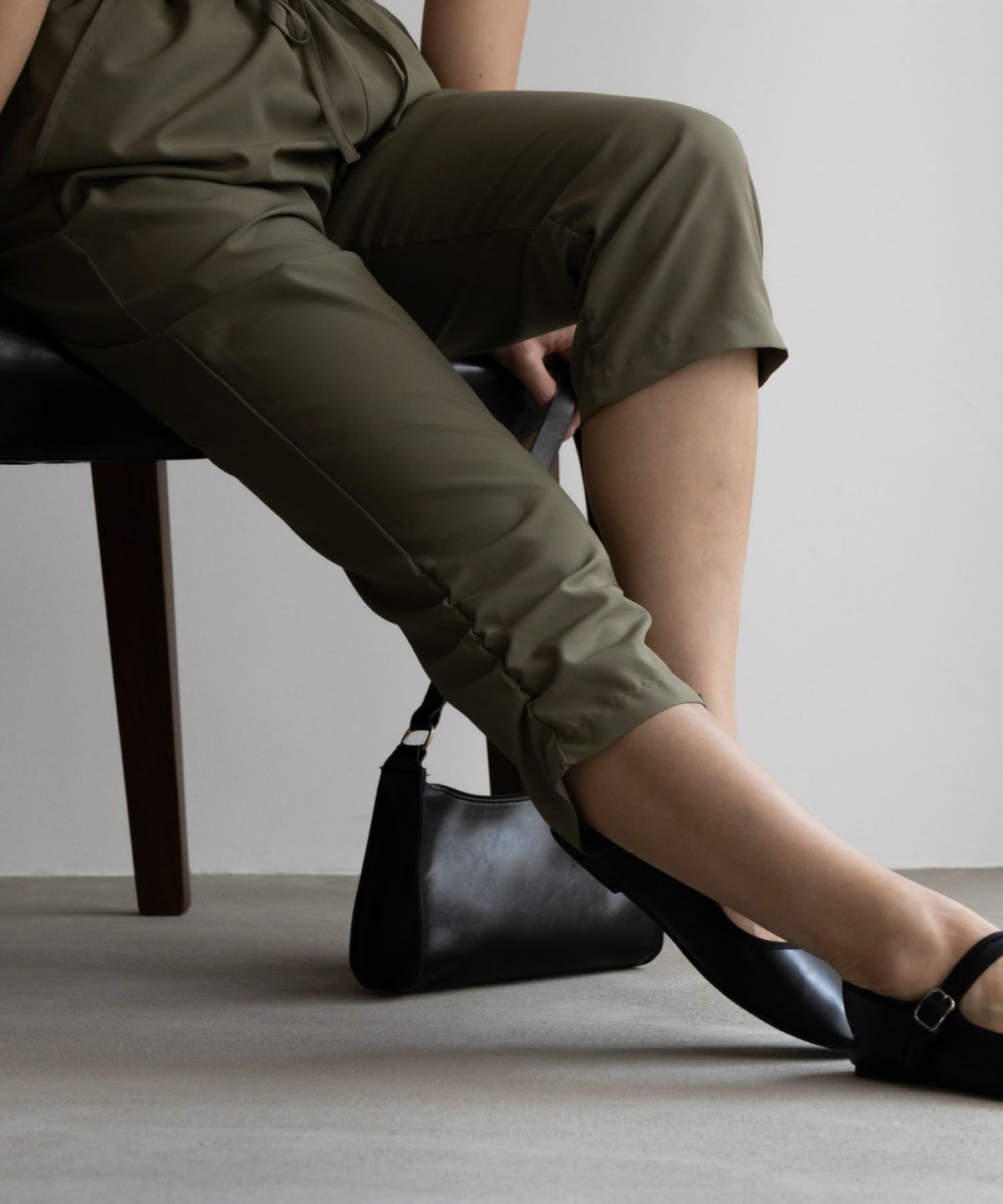 SARARI NAVY シャーリングパンツ レディース