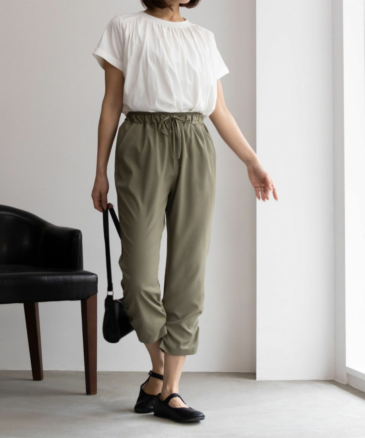 SARARI NAVY シャーリングパンツ レディース