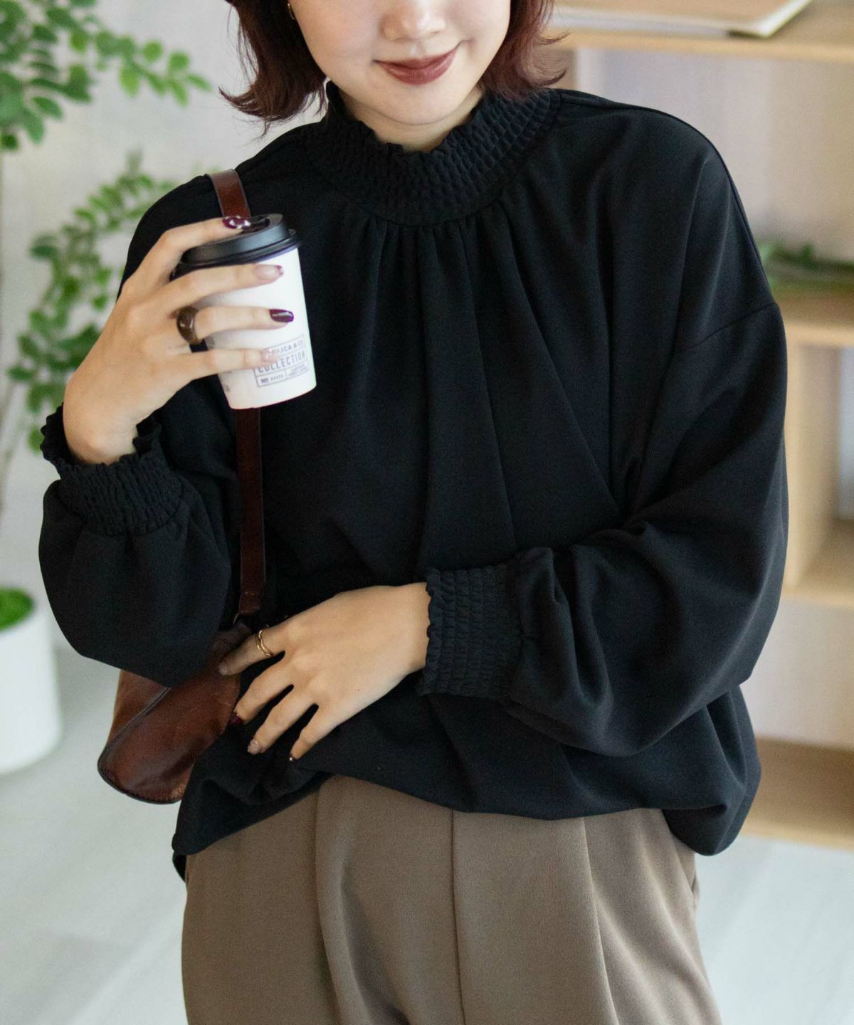 Howdy Marie 梨地ハイネックシャーリングブラウス レディースHowdy Marie 梨地ハイネックシャーリングブラウス レディース