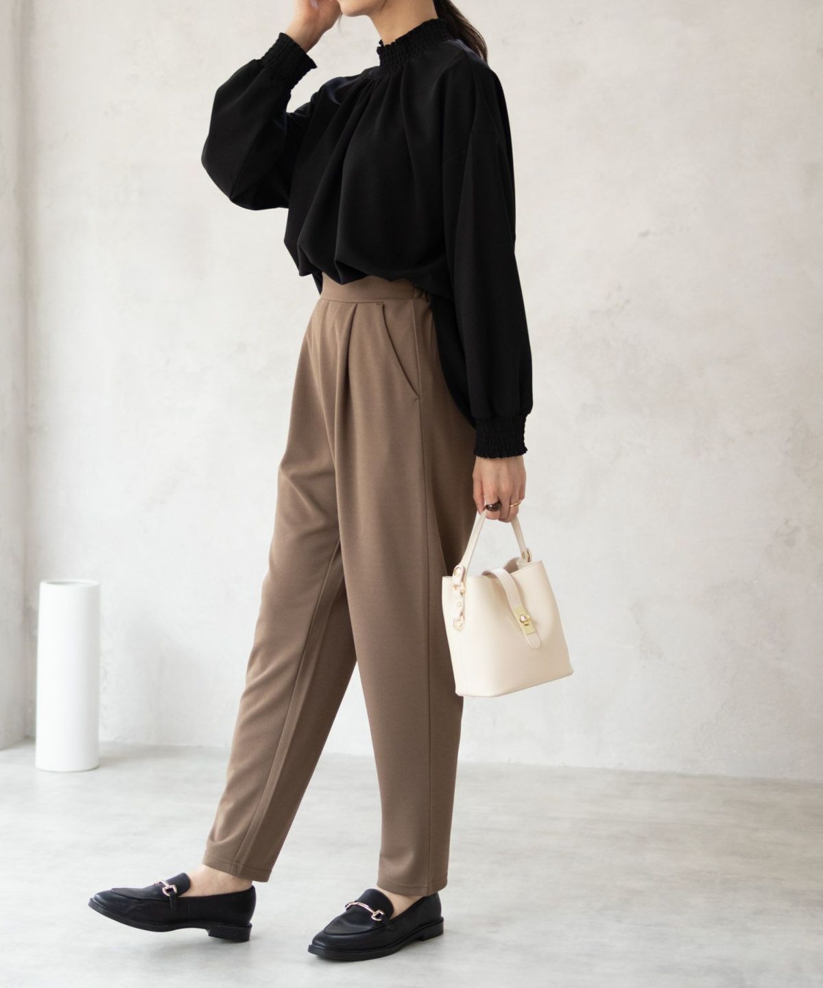 Howdy Marie 梨地ハイネックシャーリングブラウス レディース