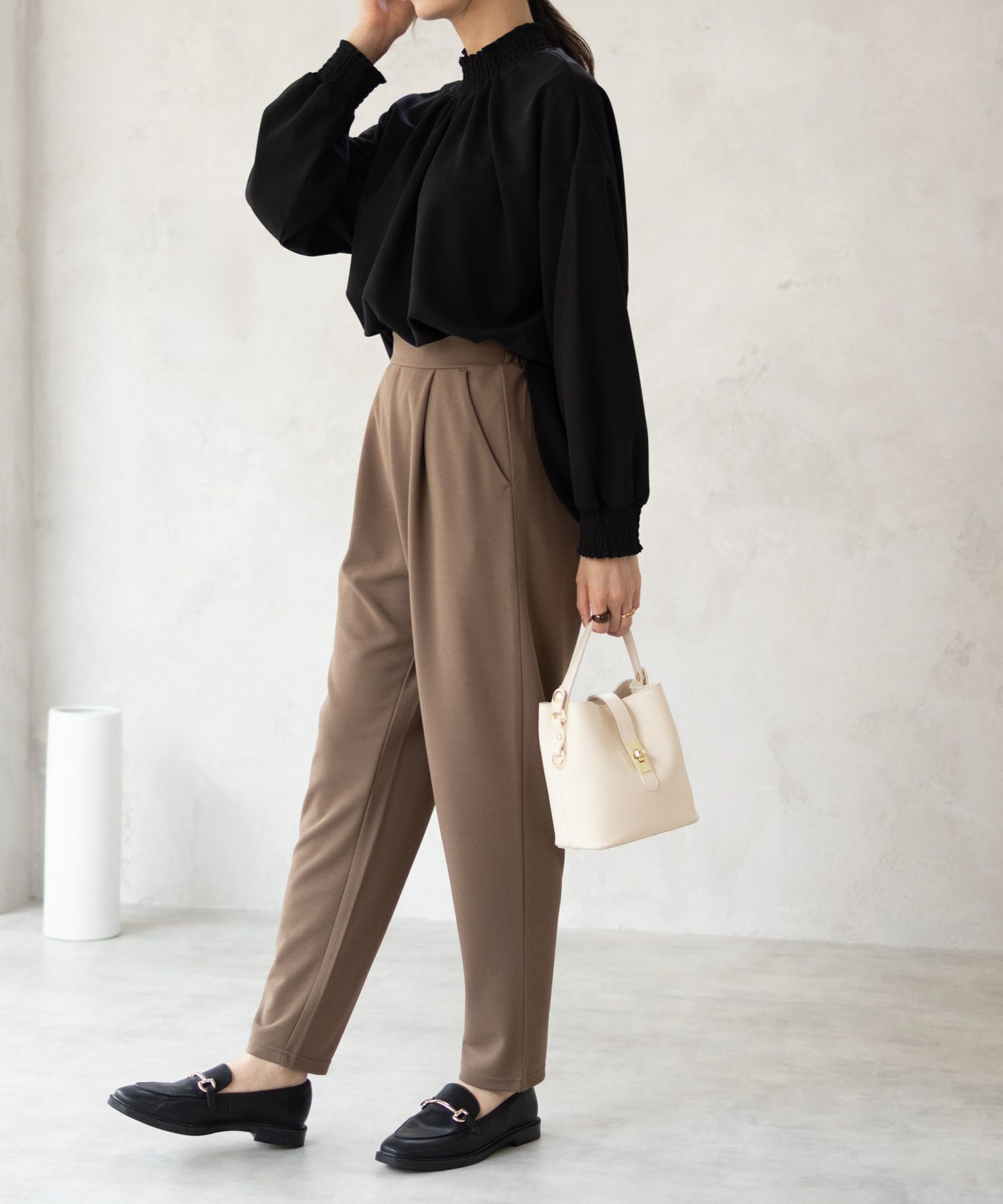 Howdy Marie 梨地ハイネックシャーリングブラウス レディース