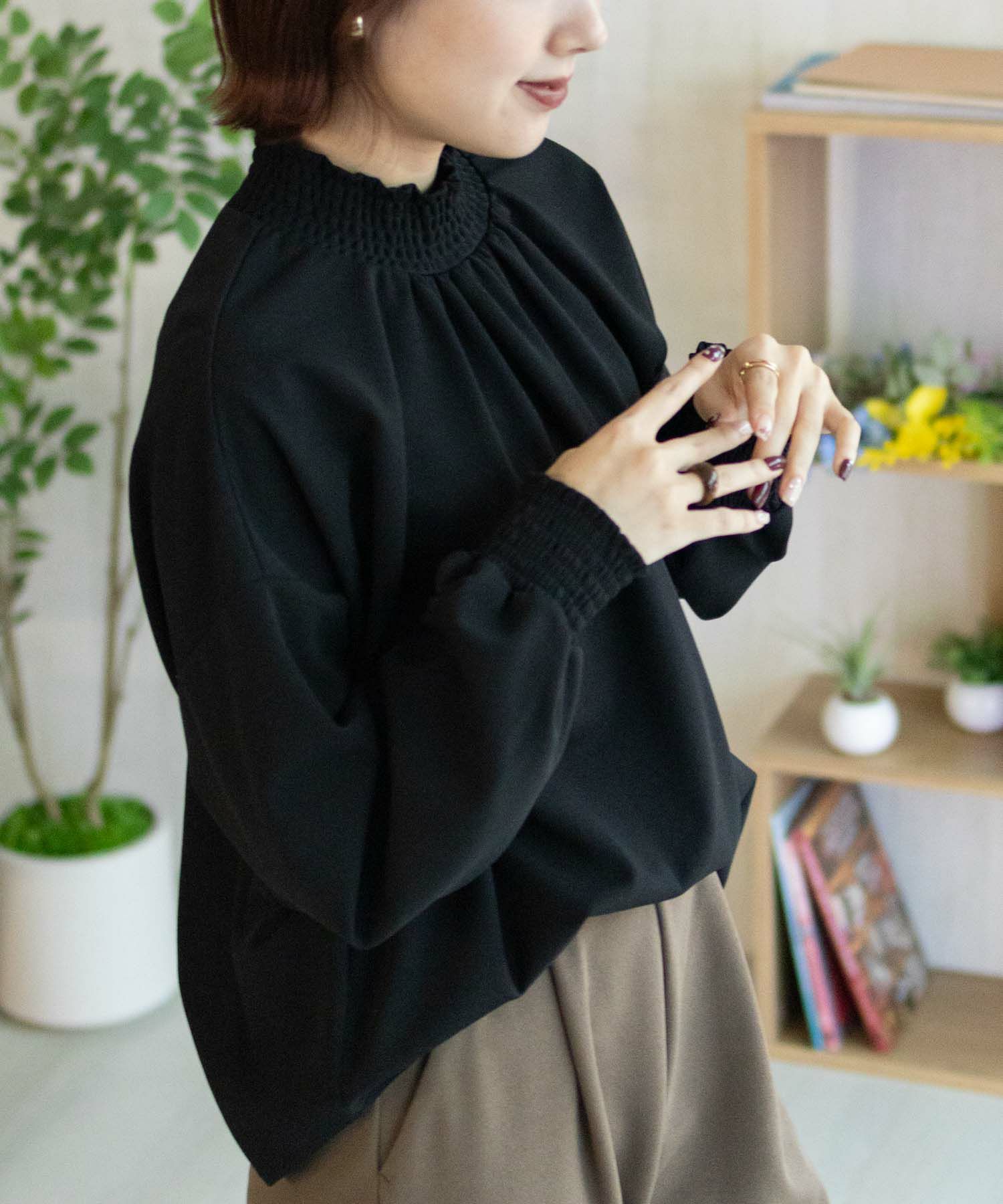 Howdy Marie 梨地ハイネックシャーリングブラウス レディース