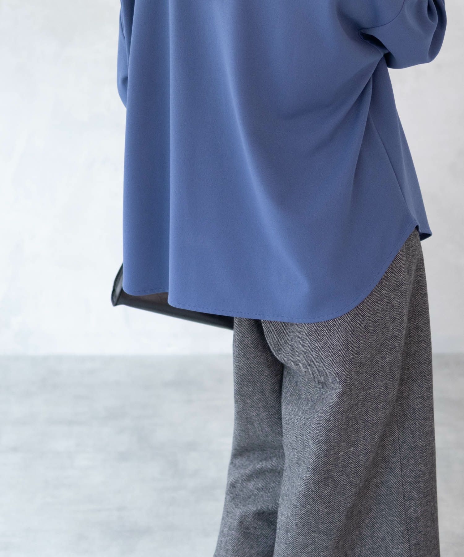 Howdy Marie 梨地ハイネックシャーリングブラウス レディース