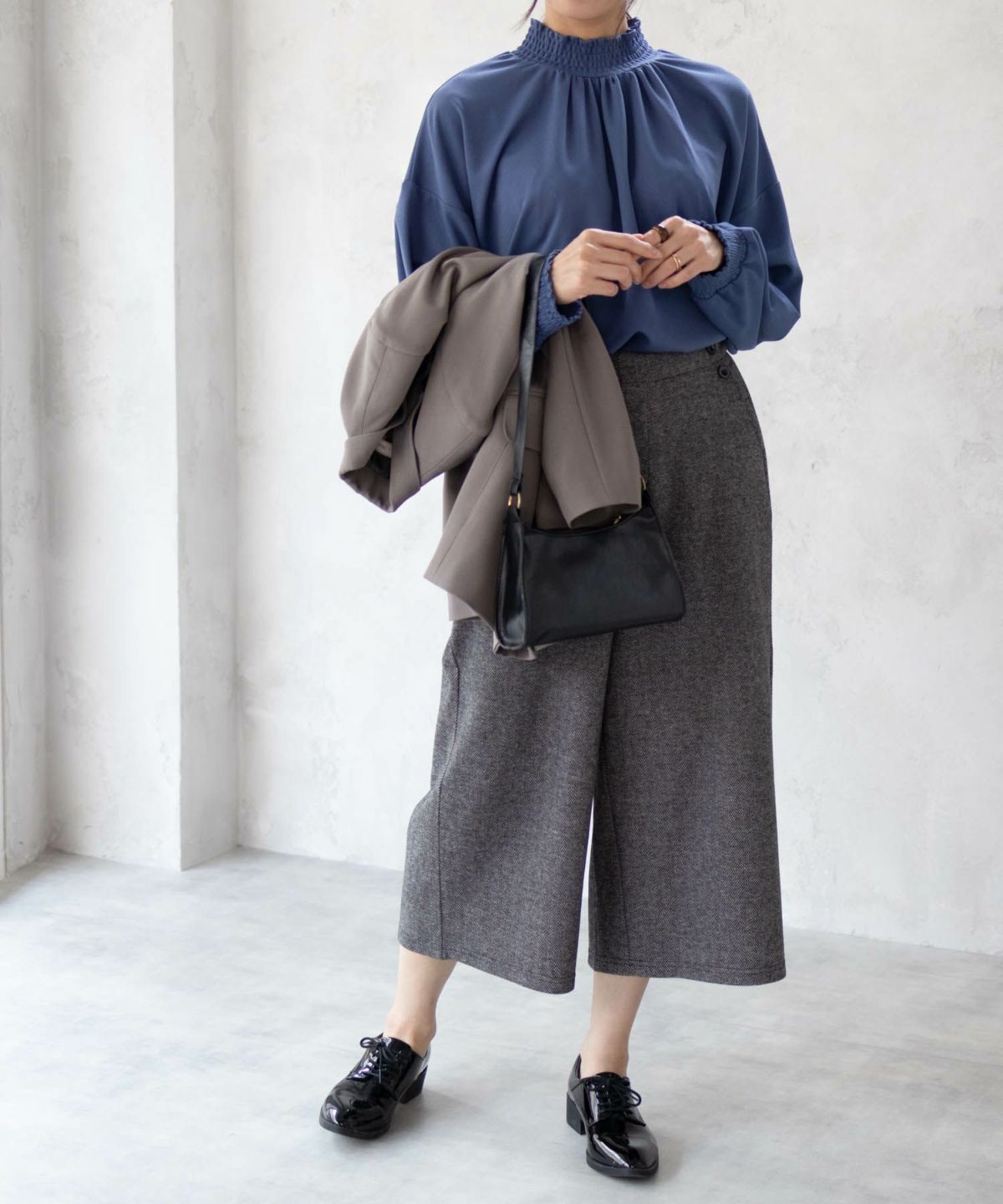 Howdy Marie 梨地ハイネックシャーリングブラウス レディース