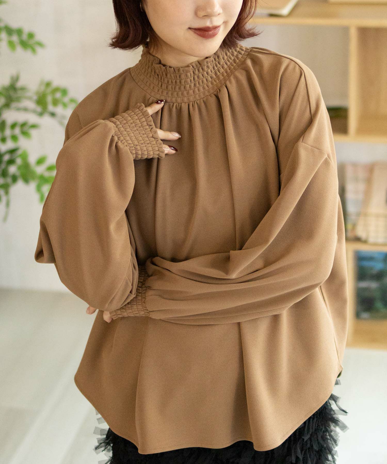 Howdy Marie 梨地ハイネックシャーリングブラウス レディース