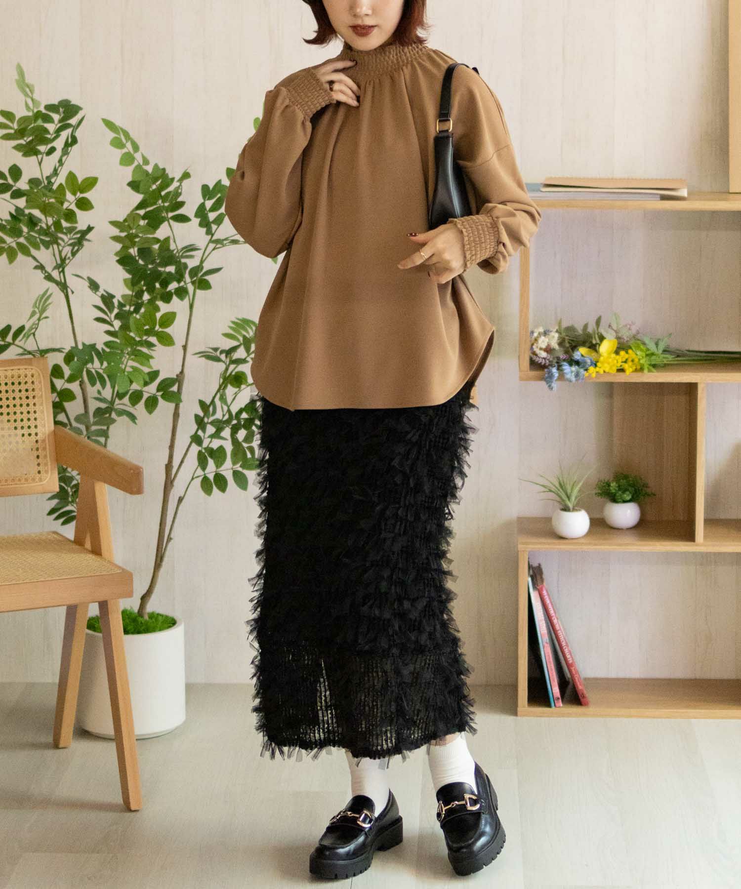 Howdy Marie 梨地ハイネックシャーリングブラウス レディース