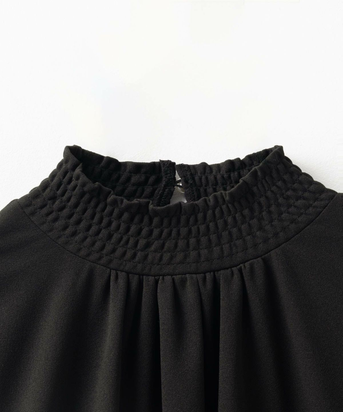 Howdy Marie 梨地ハイネックシャーリングブラウス レディース