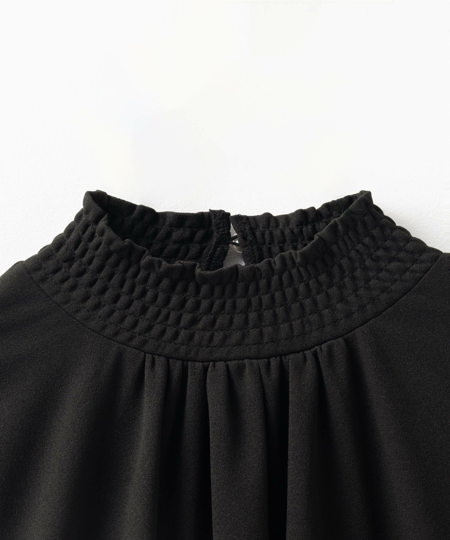 Howdy Marie 梨地ハイネックシャーリングブラウス レディース