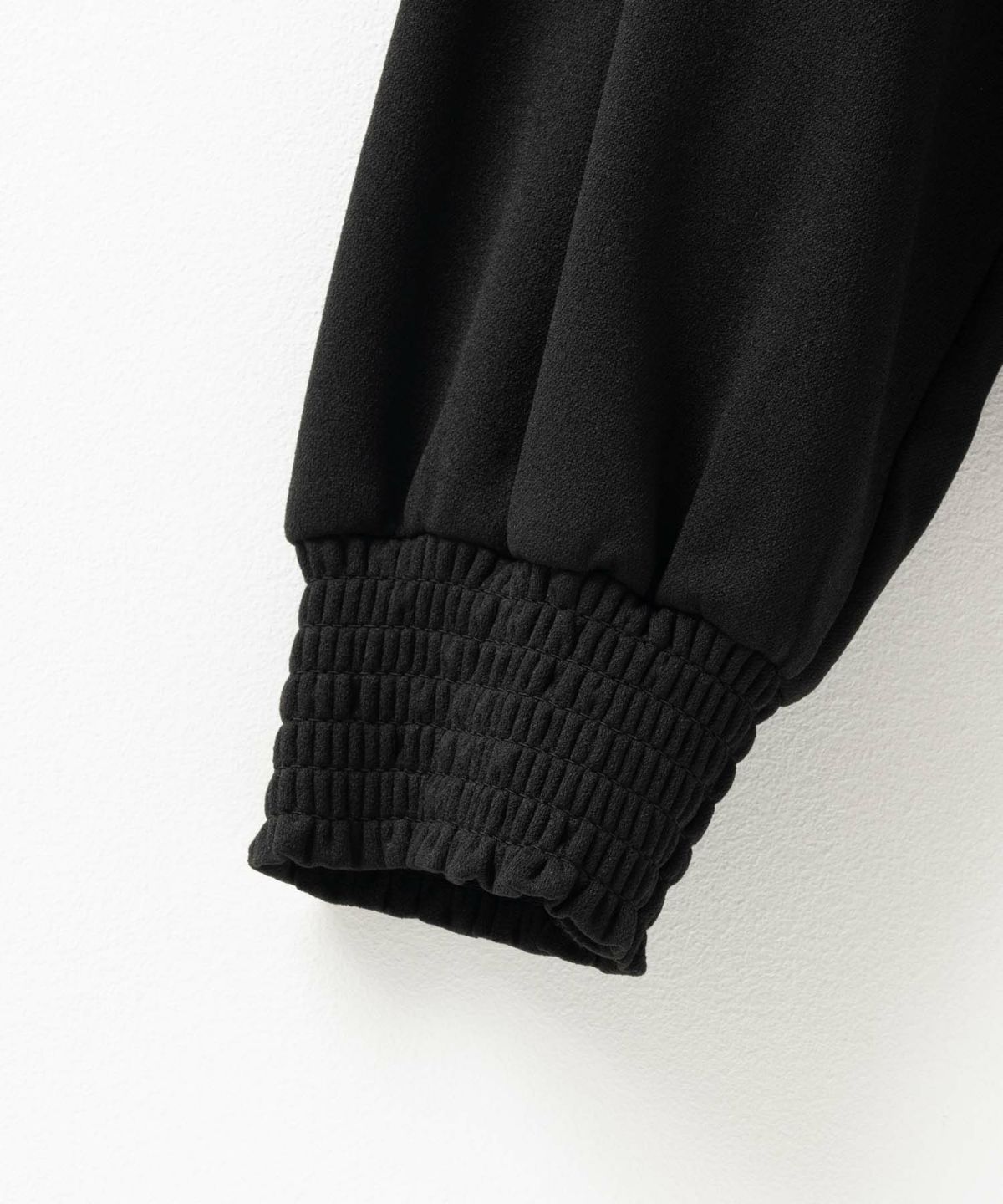 Howdy Marie 梨地ハイネックシャーリングブラウス レディース