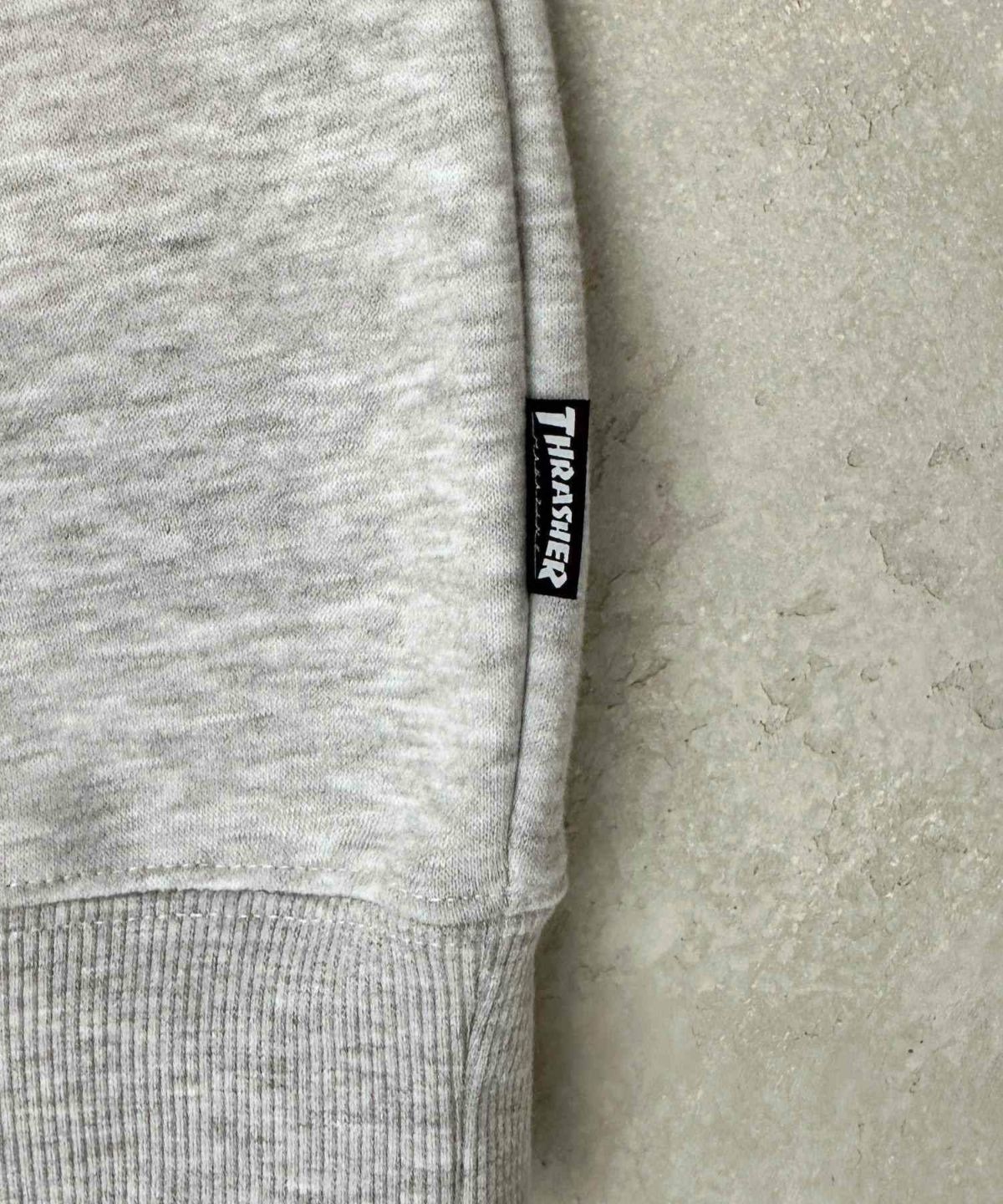 THRASHER 裏起毛バックプリント刺繍クルーネック メンズ