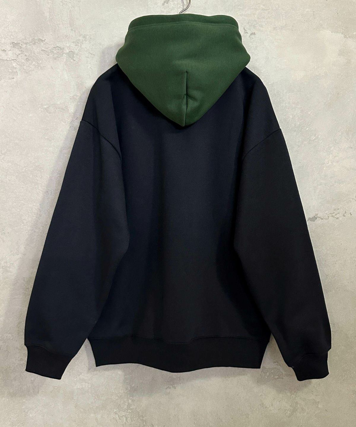 THRASHER 裏起毛胸刺繍フーディー メンズ