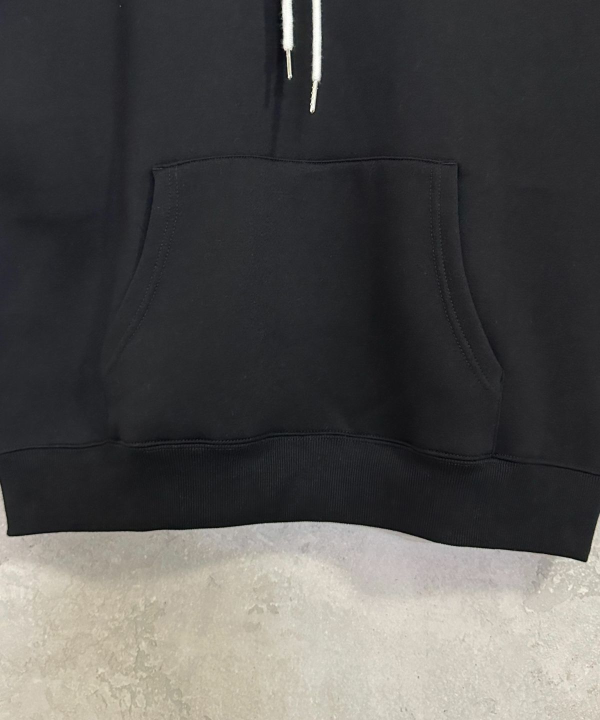 THRASHER 裏起毛胸刺繍フーディー メンズ