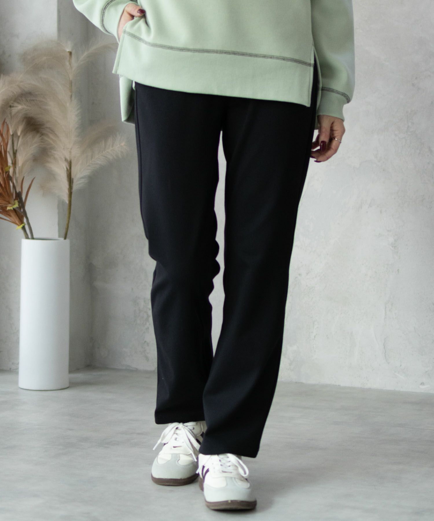 nAvy モイストタッチストレートパンツ レディース