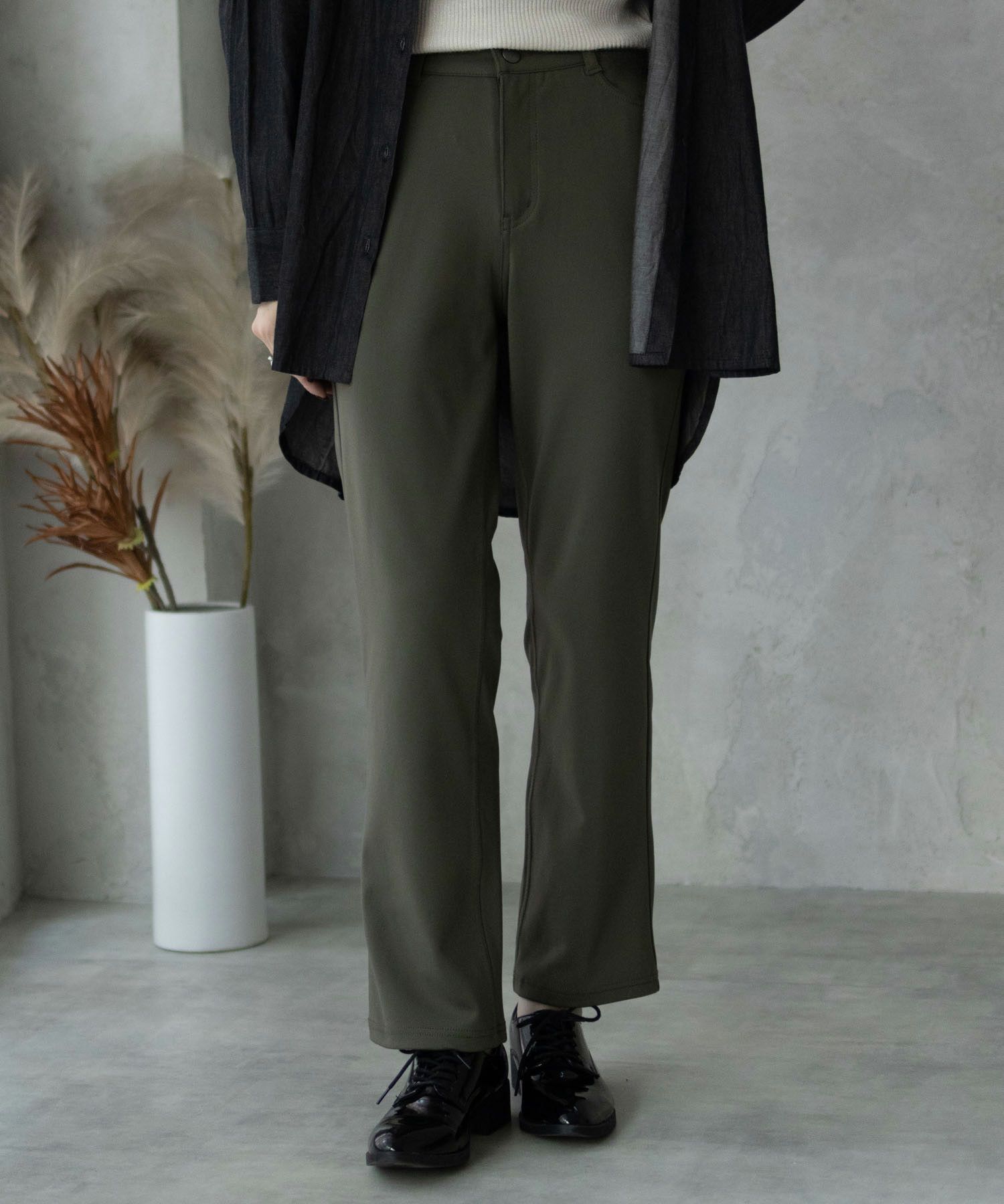 nAvy モイストタッチストレートパンツ レディース