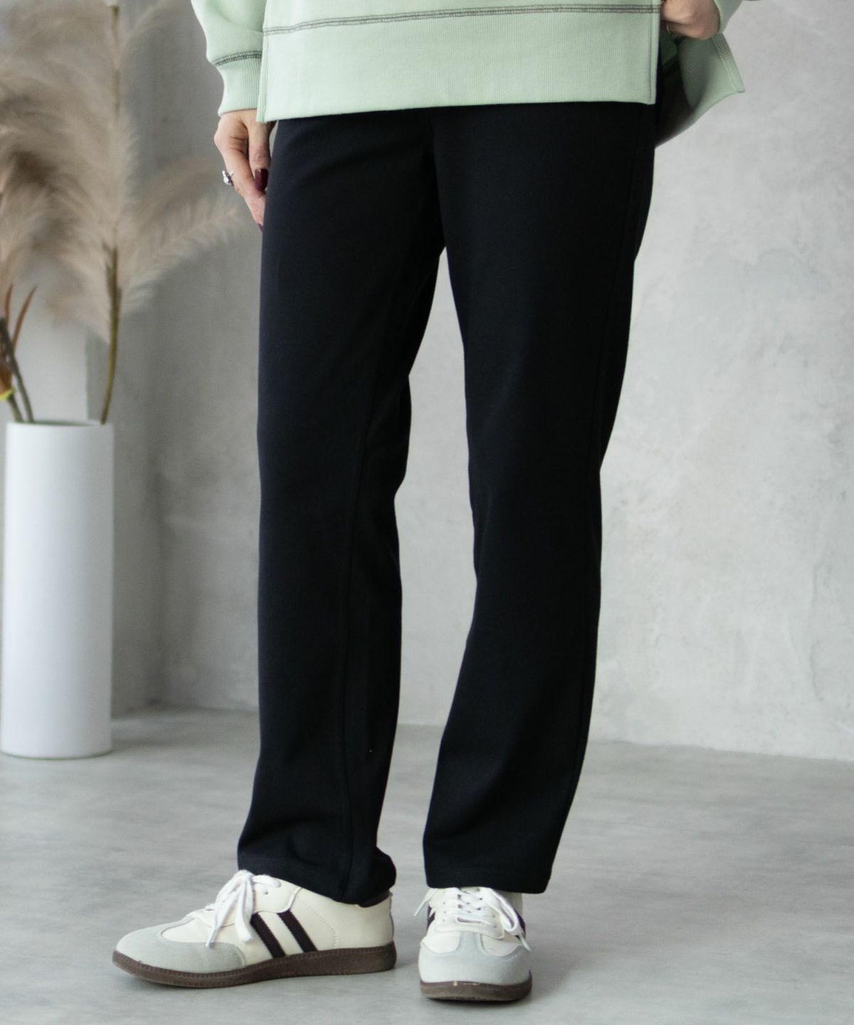 nAvy モイストタッチストレートパンツ レディース