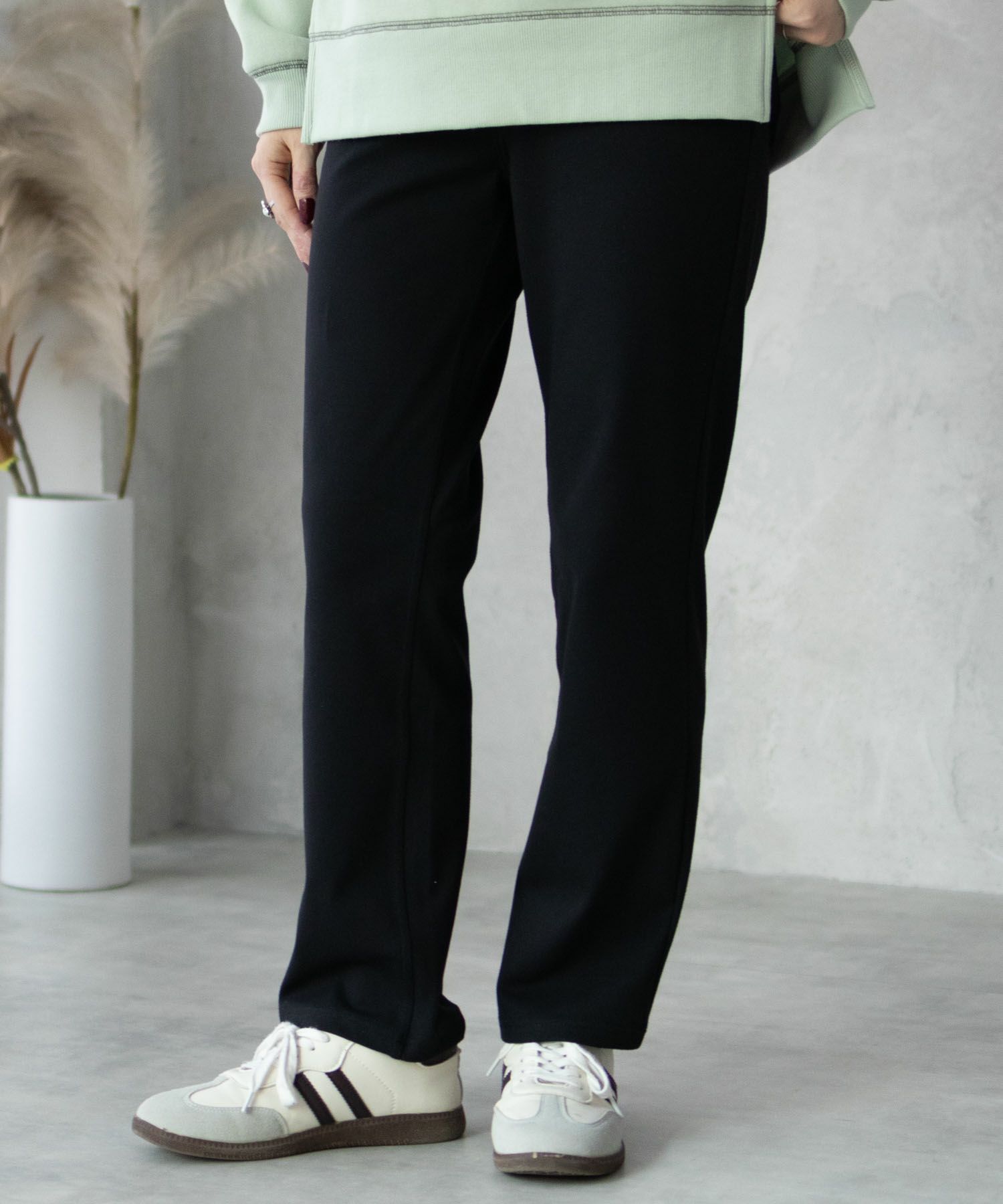 nAvy モイストタッチストレートパンツ レディース