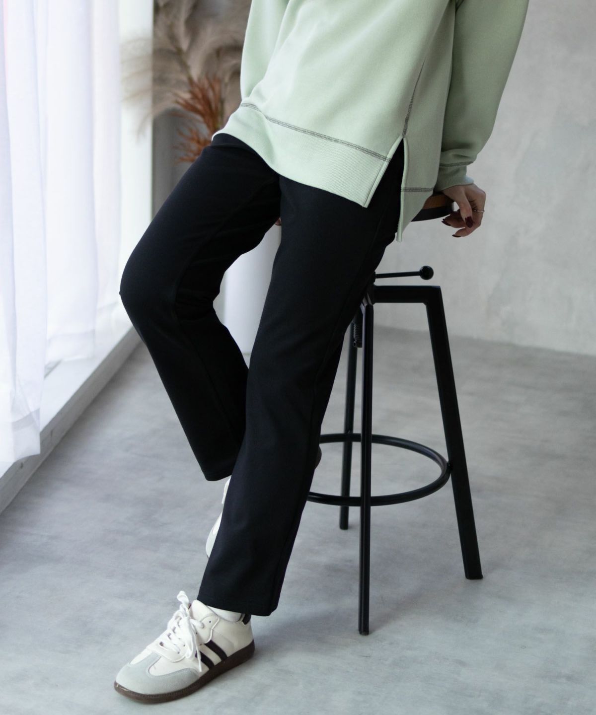 nAvy モイストタッチストレートパンツ レディース