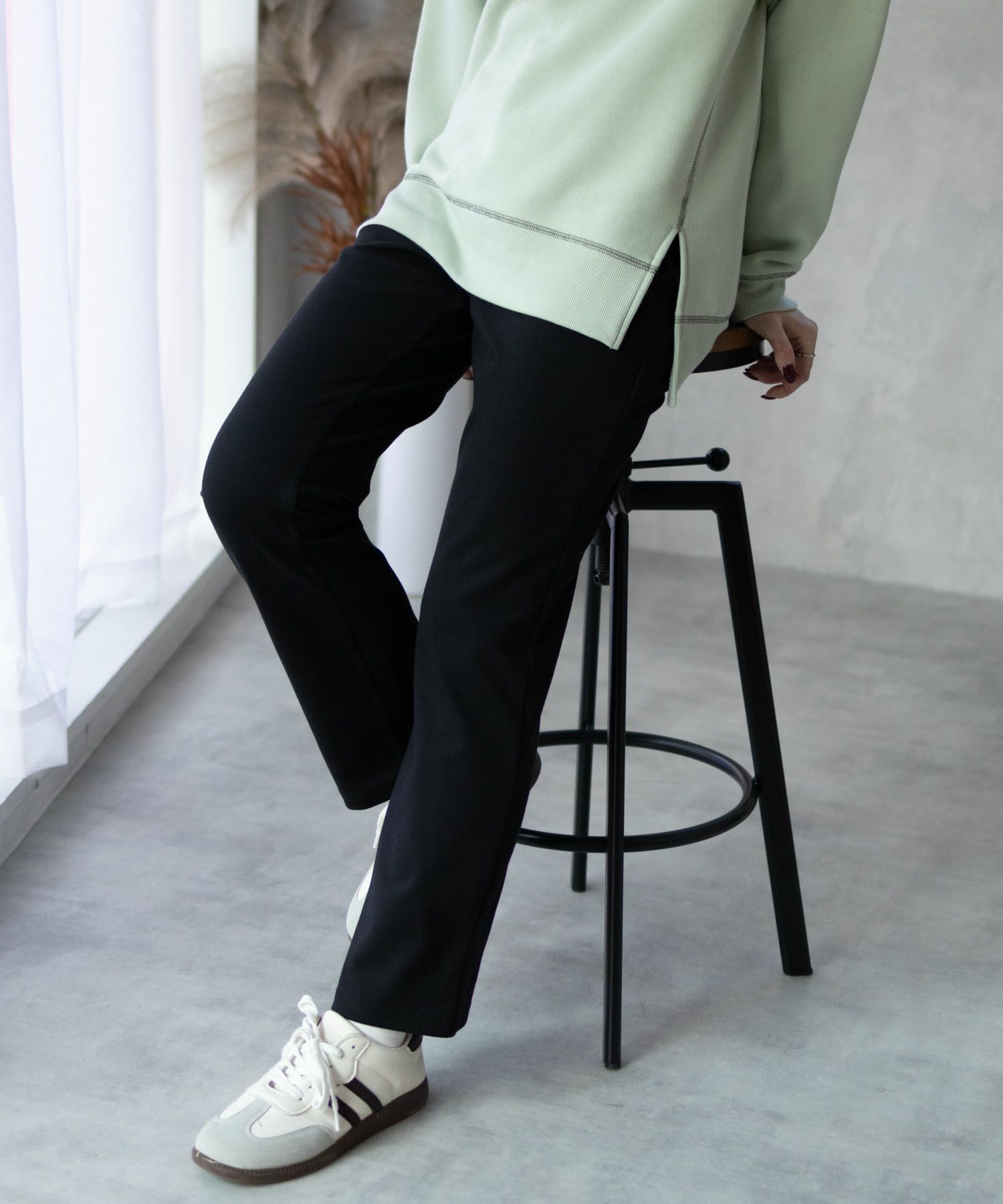 nAvy モイストタッチストレートパンツ レディース