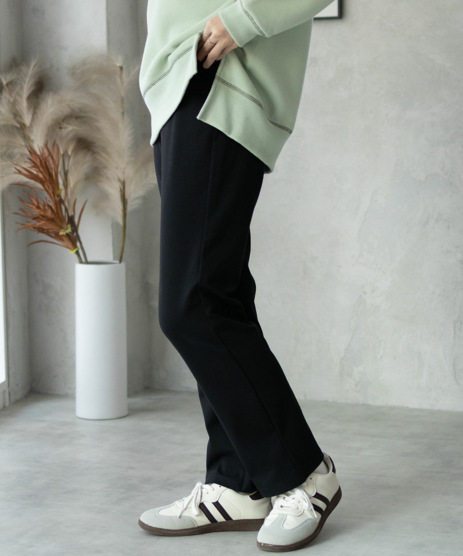 nAvy モイストタッチストレートパンツ レディース