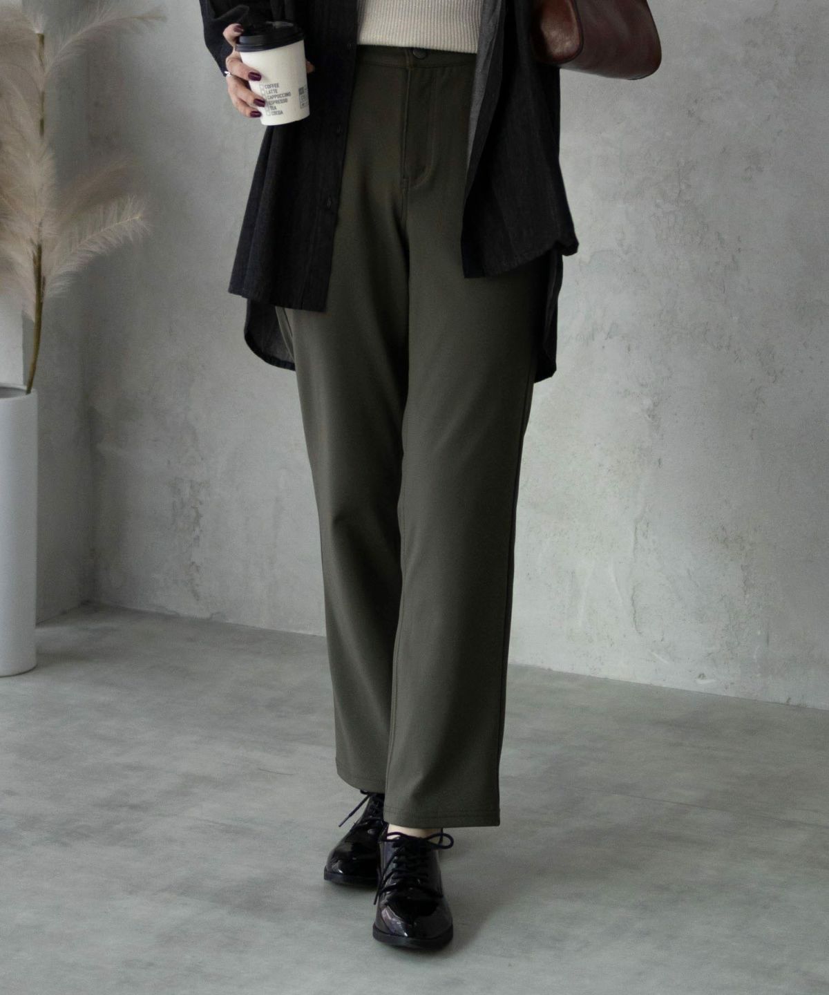 nAvy モイストタッチストレートパンツ レディース