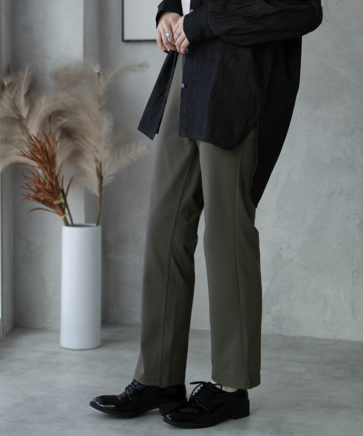 nAvy モイストタッチストレートパンツ レディース