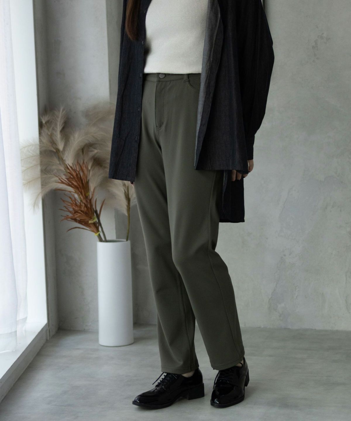 nAvy モイストタッチストレートパンツ レディース