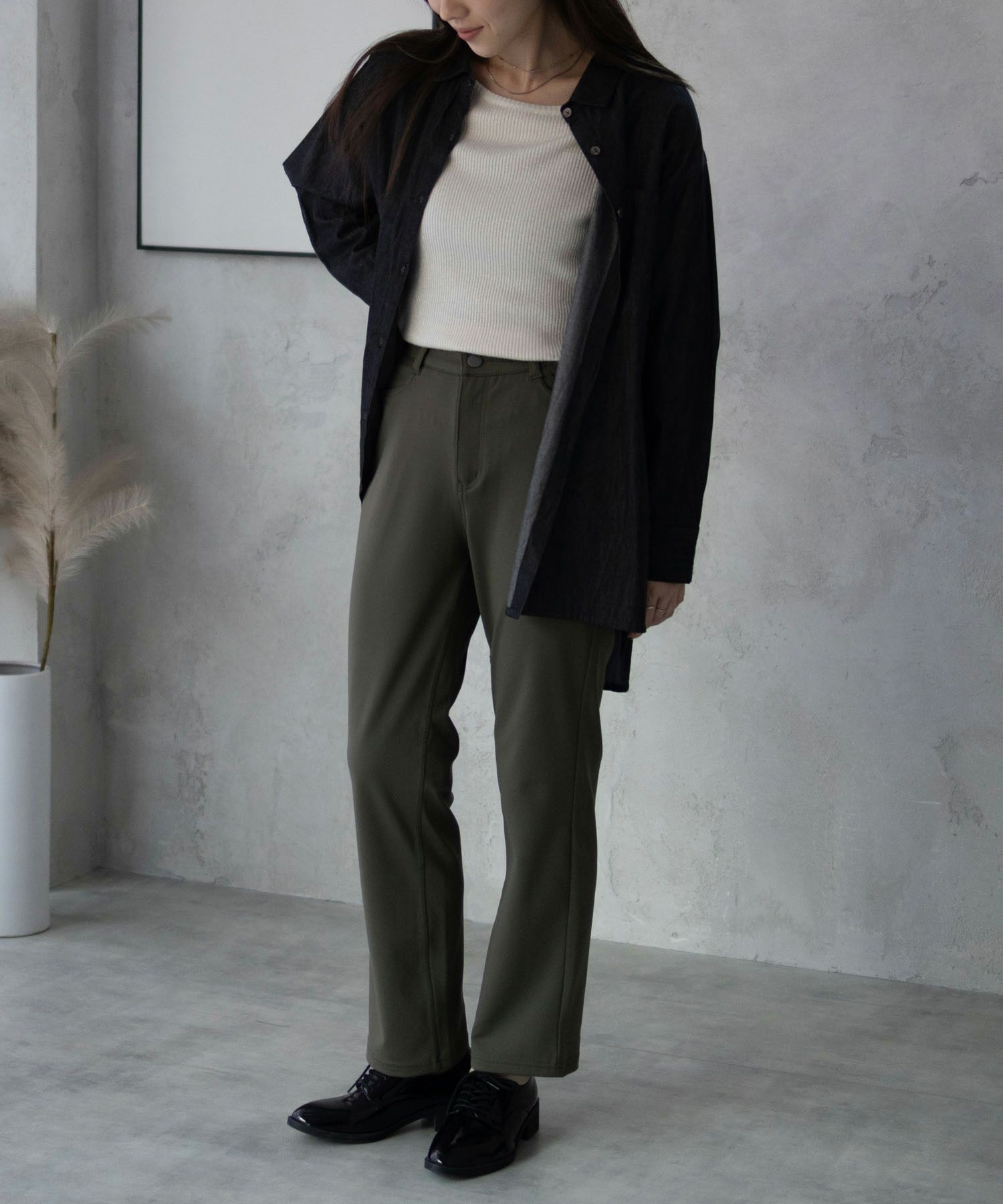 nAvy モイストタッチストレートパンツ レディース