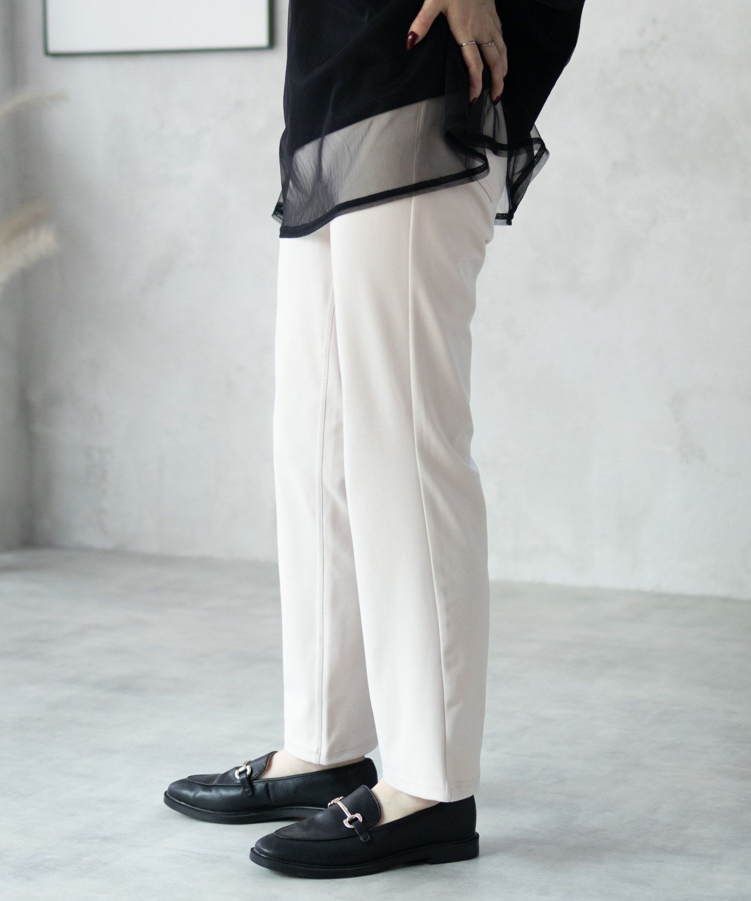 nAvy モイストタッチストレートパンツ レディース