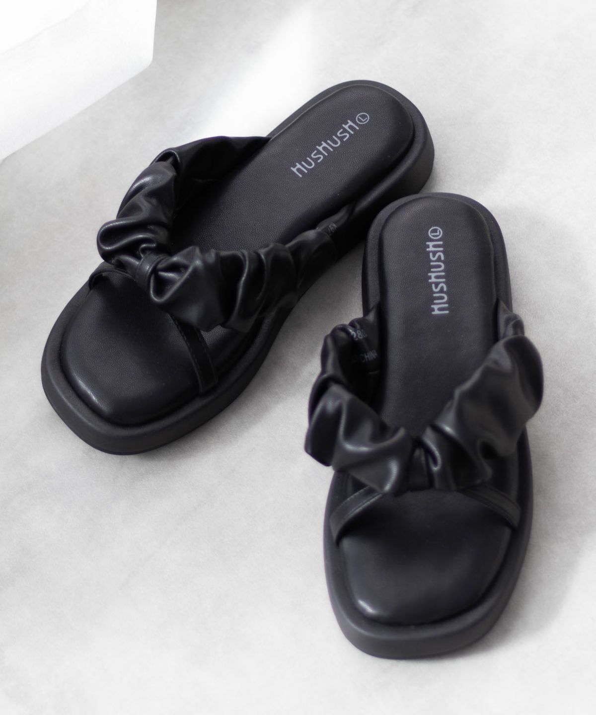 HusHusH クシュクシュサンダル レディース