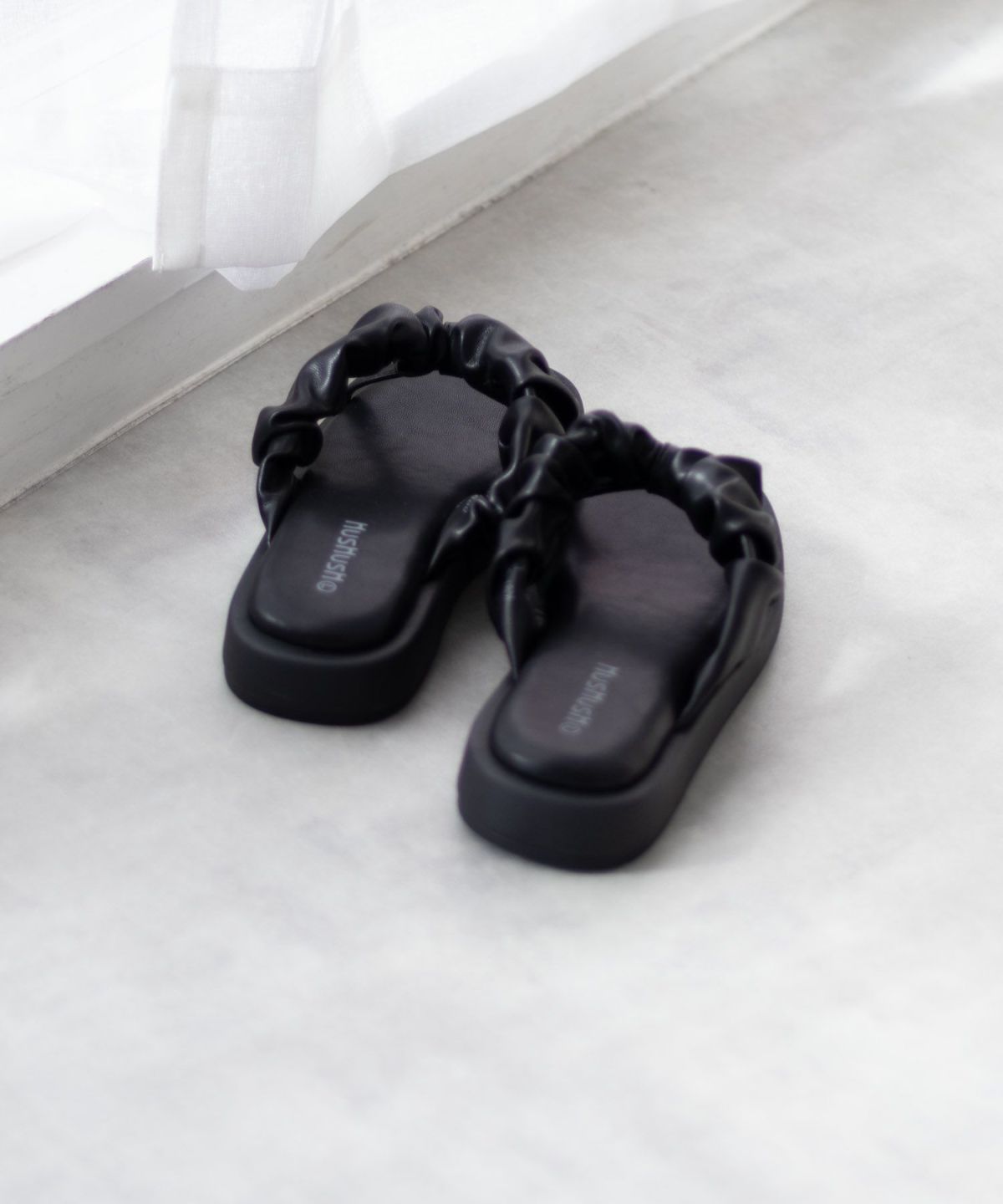 HusHusH クシュクシュサンダル レディース