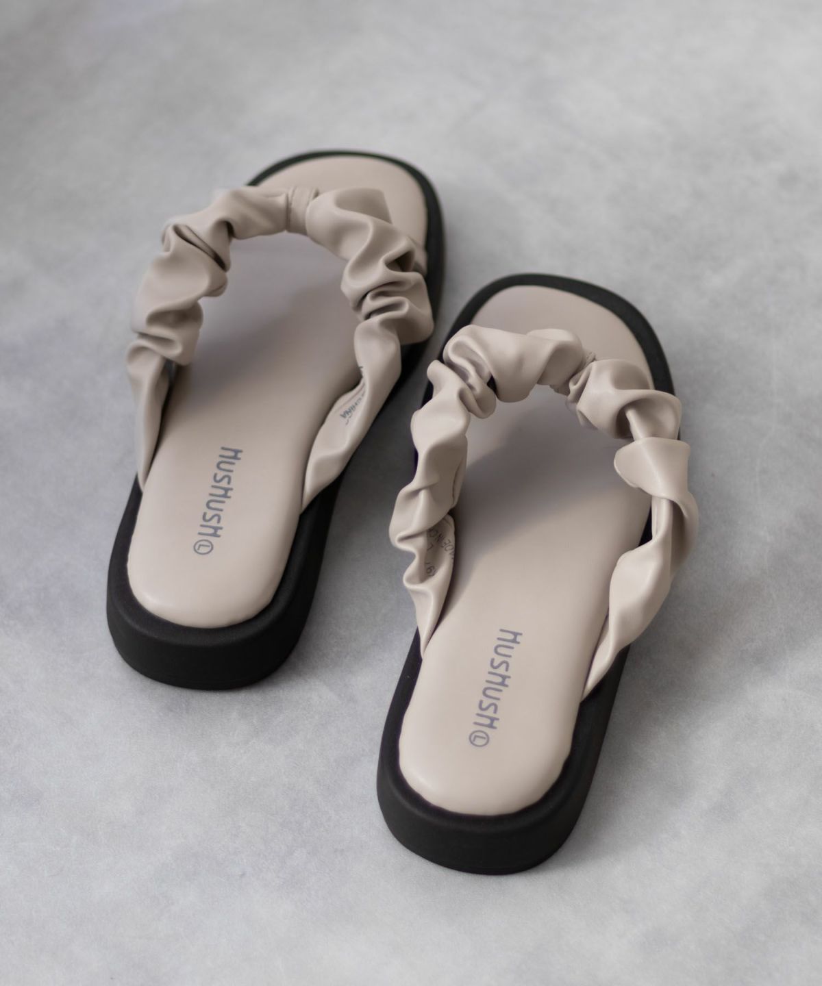HusHusH クシュクシュサンダル レディース