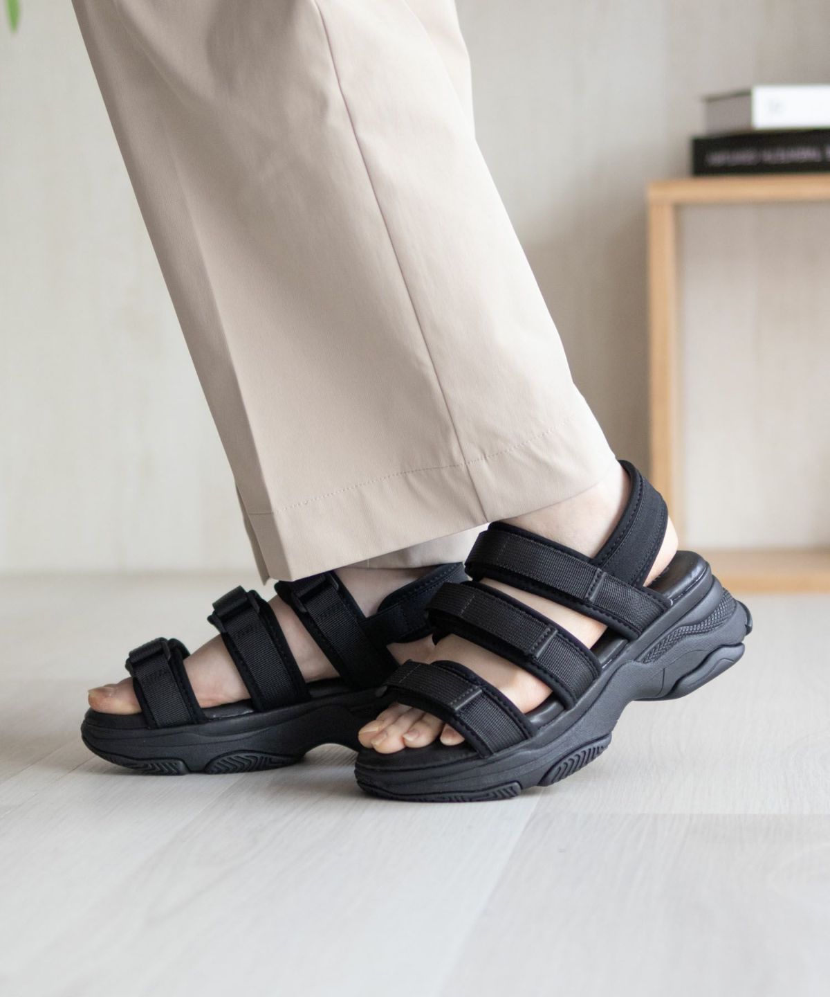 HusHusH テープ使いスポーツサンダル レディース