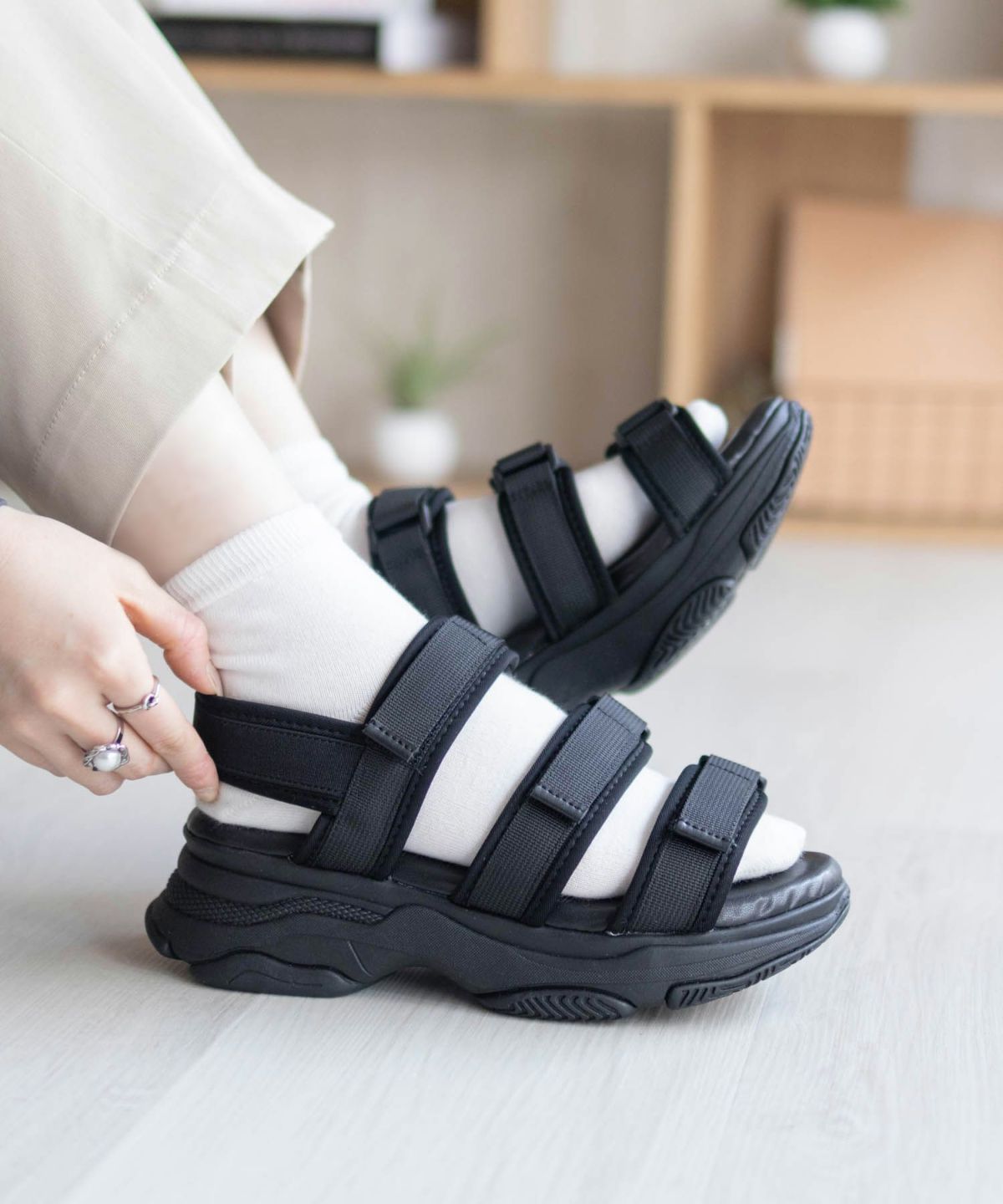 HusHusH テープ使いスポーツサンダル レディース