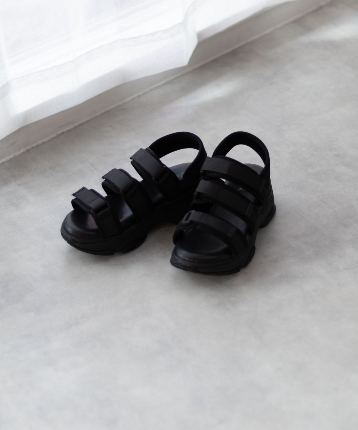 HusHusH テープ使いスポーツサンダル レディース