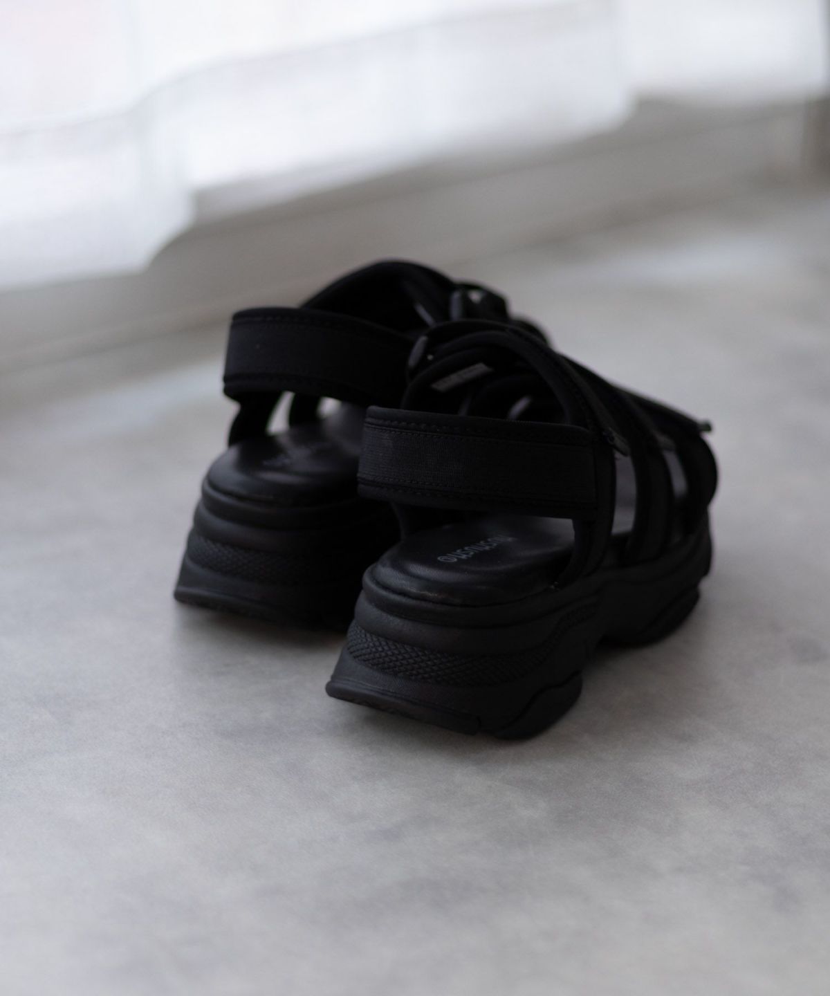 HusHusH テープ使いスポーツサンダル レディース