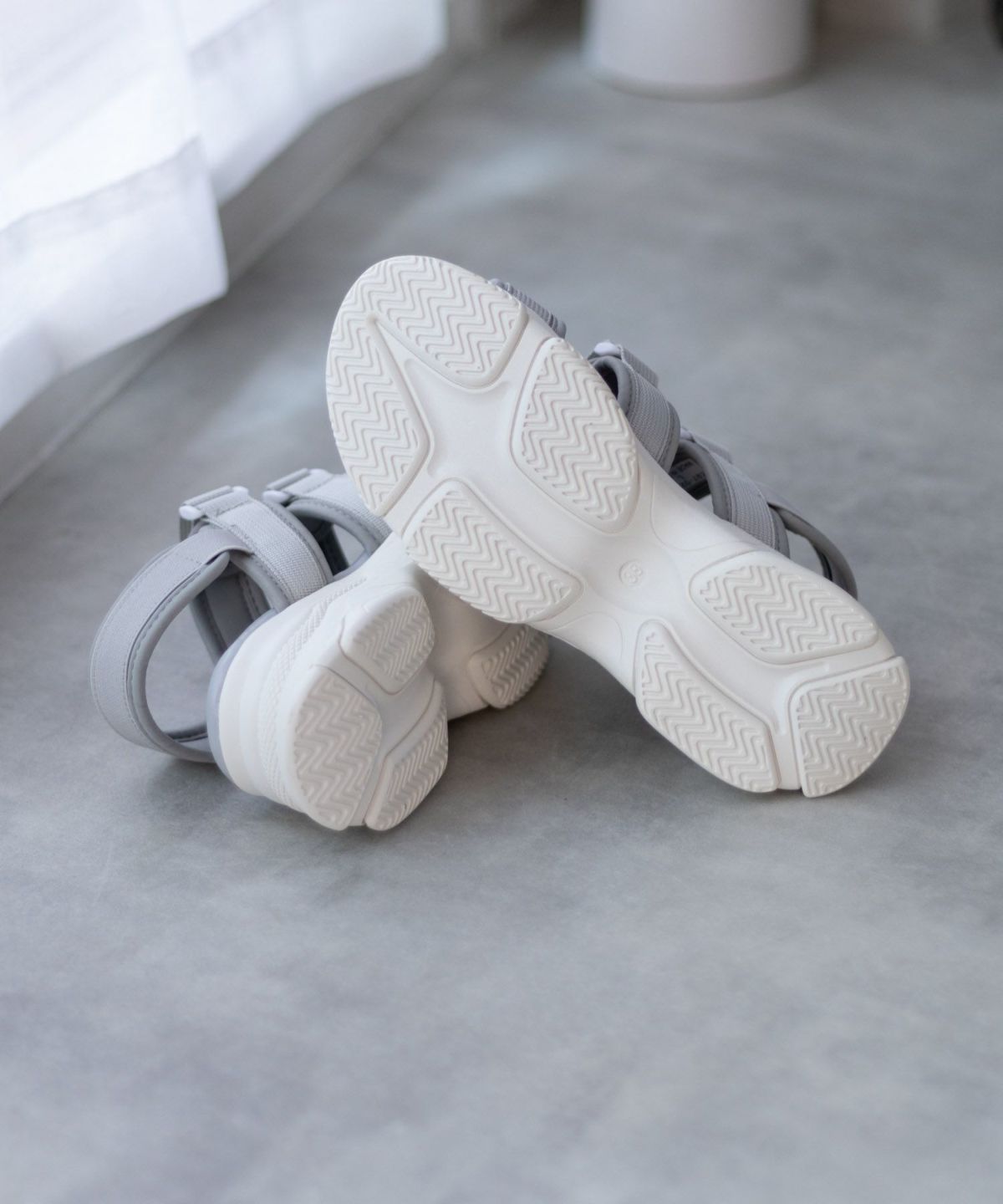 HusHusH テープ使いスポーツサンダル レディース