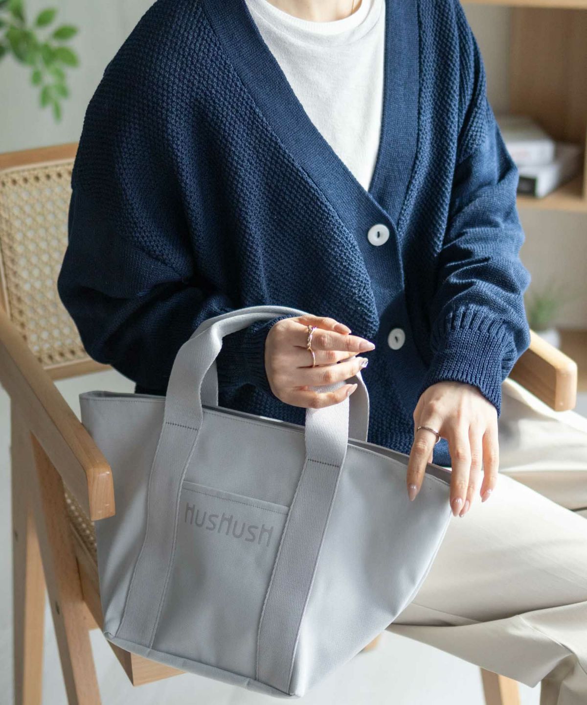 HusHusH ロゴ入り手提げトートバッグ