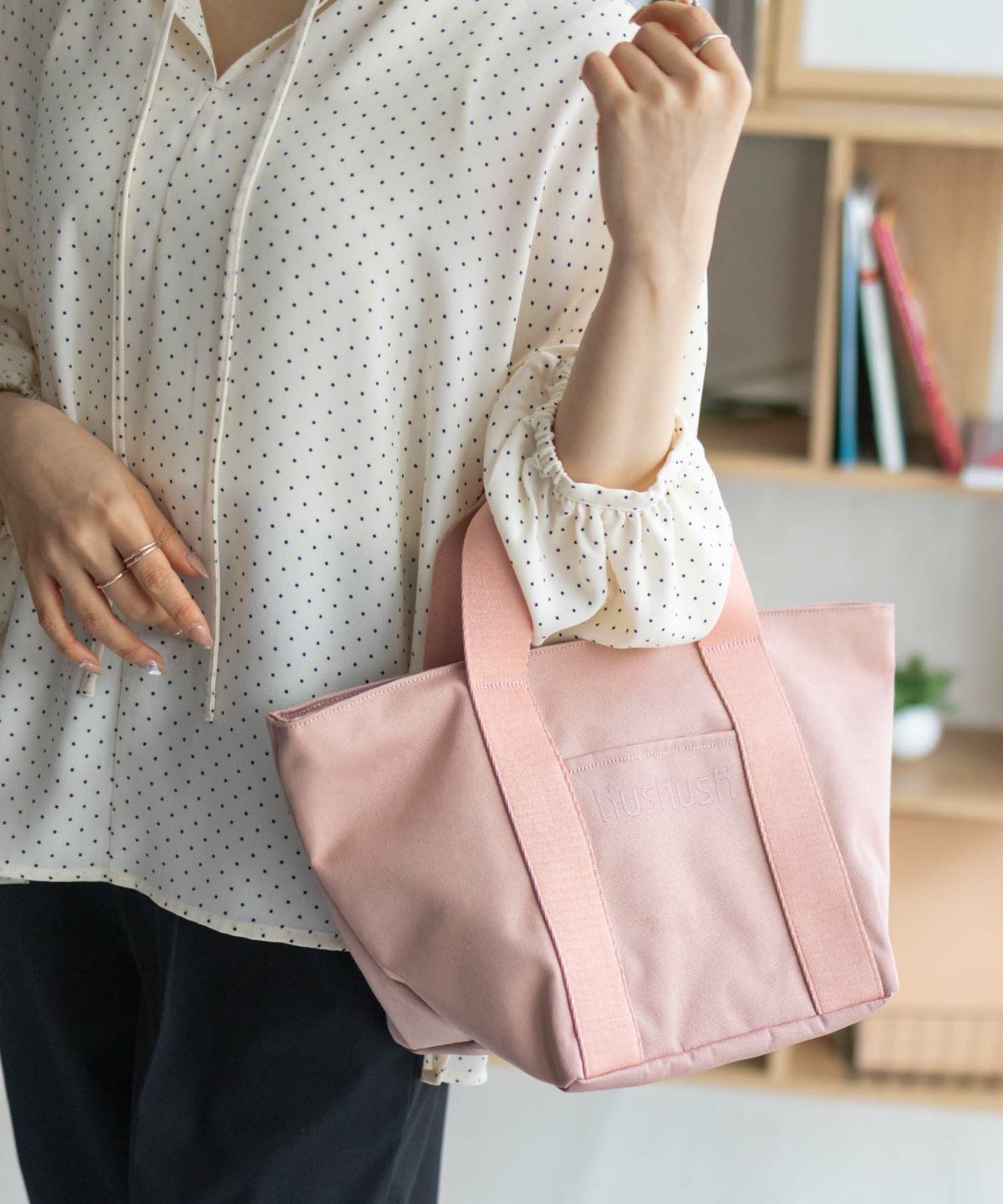 HusHusH ロゴ入り手提げトートバッグ