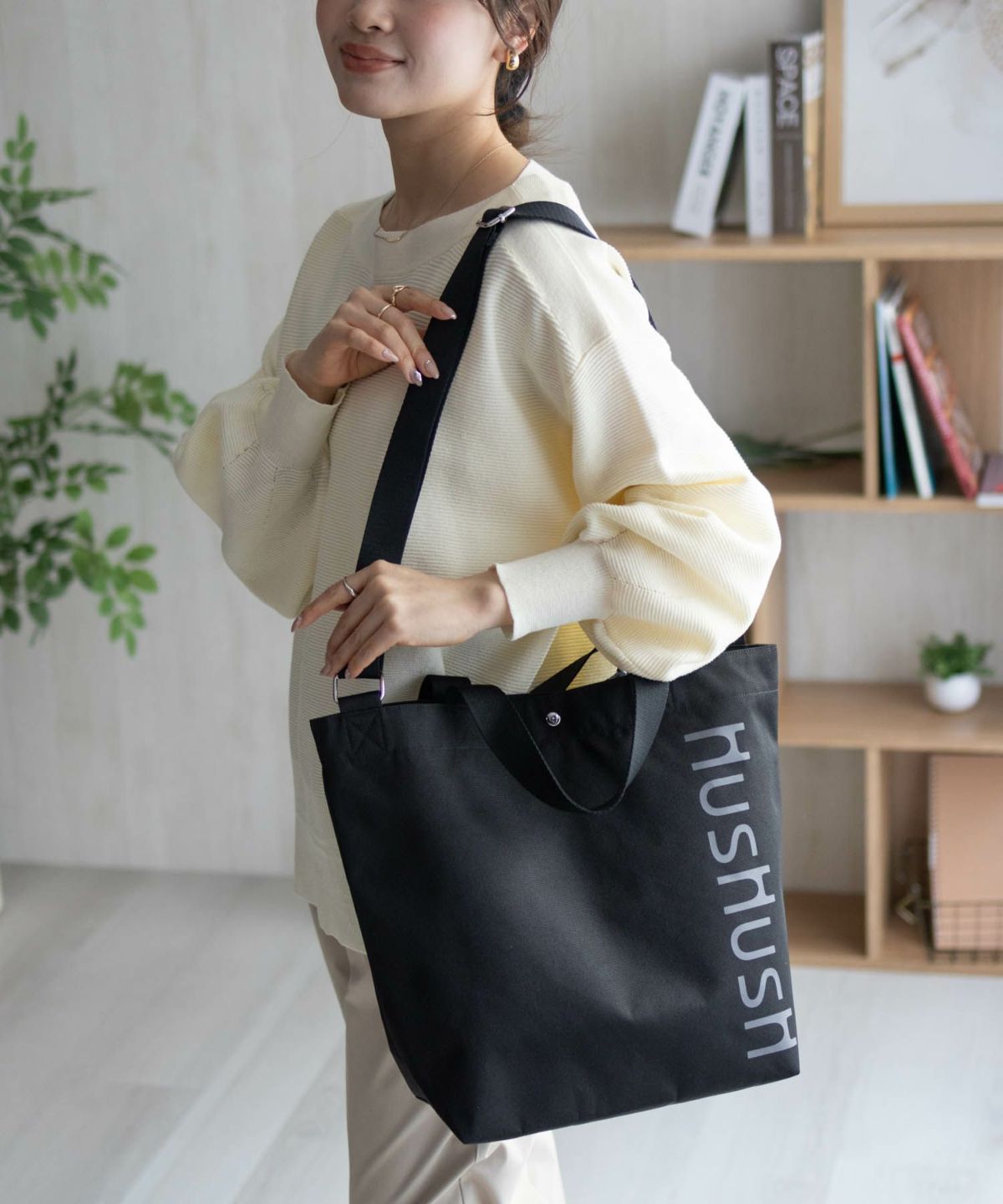 HusHusH ロゴ入りトートバッグ