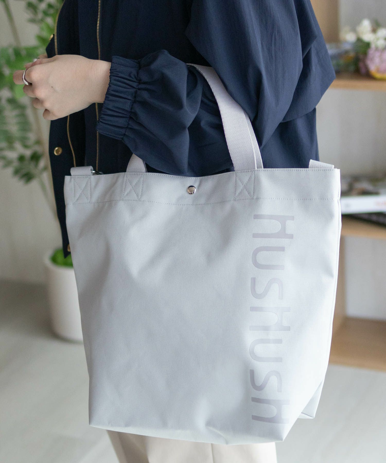 HusHusH ロゴ入りトートバッグ