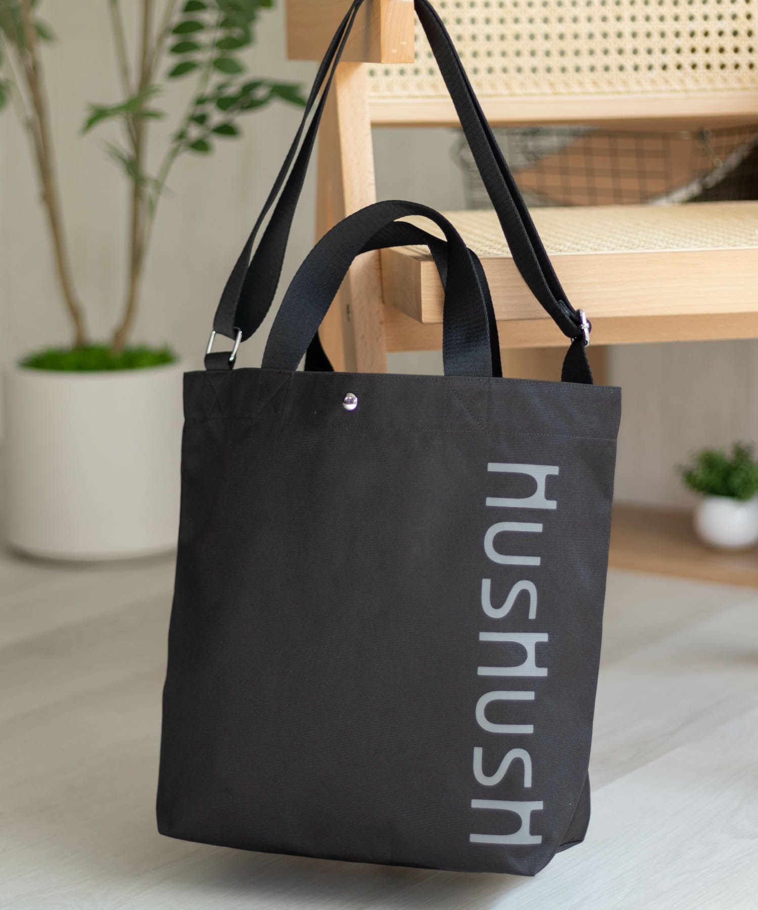 HusHusH ロゴ入りトートバッグ